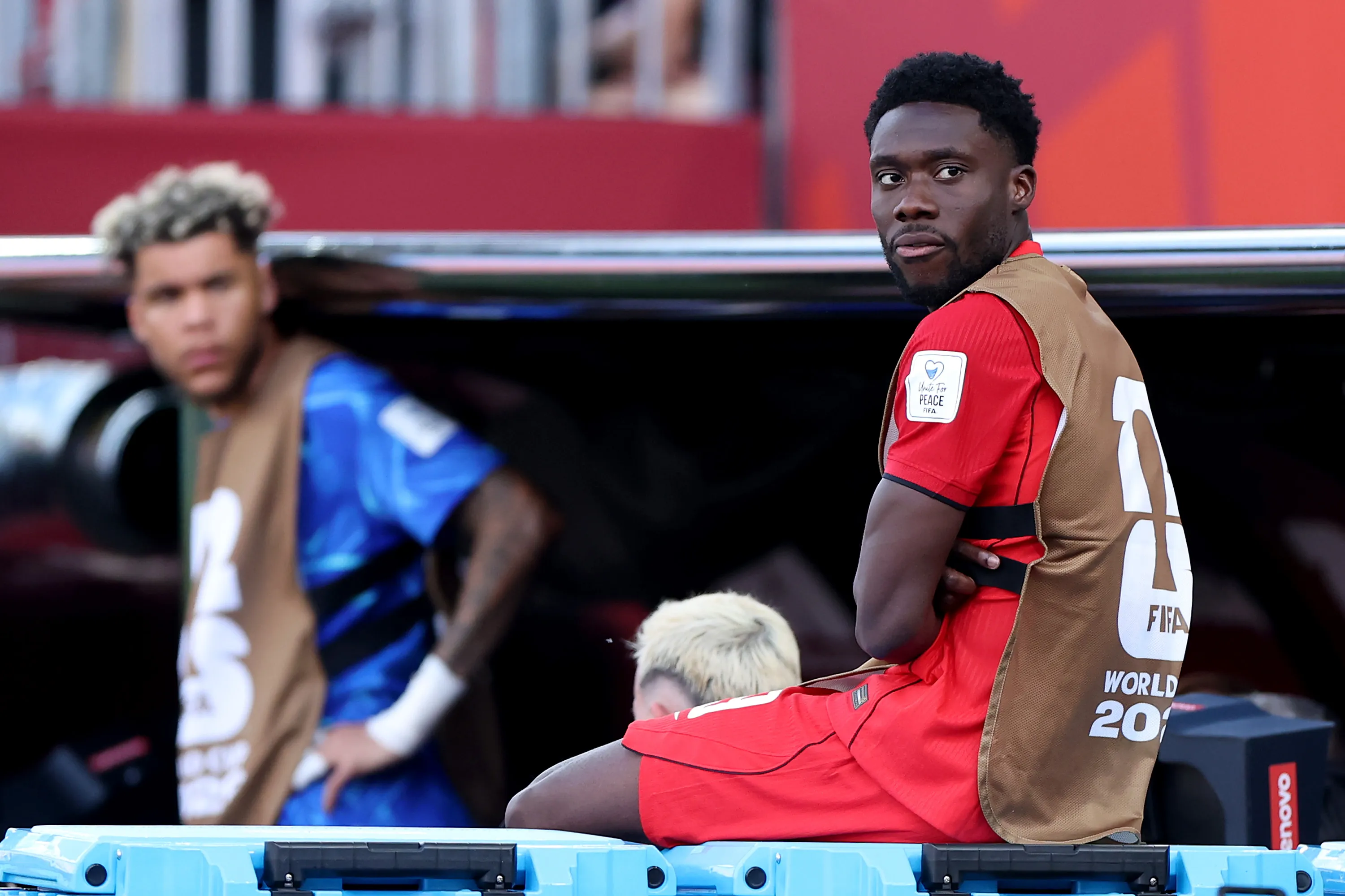 Alphonso Davies não saiu do banco de reservas. (Foto: Francois Nel/Getty Images)