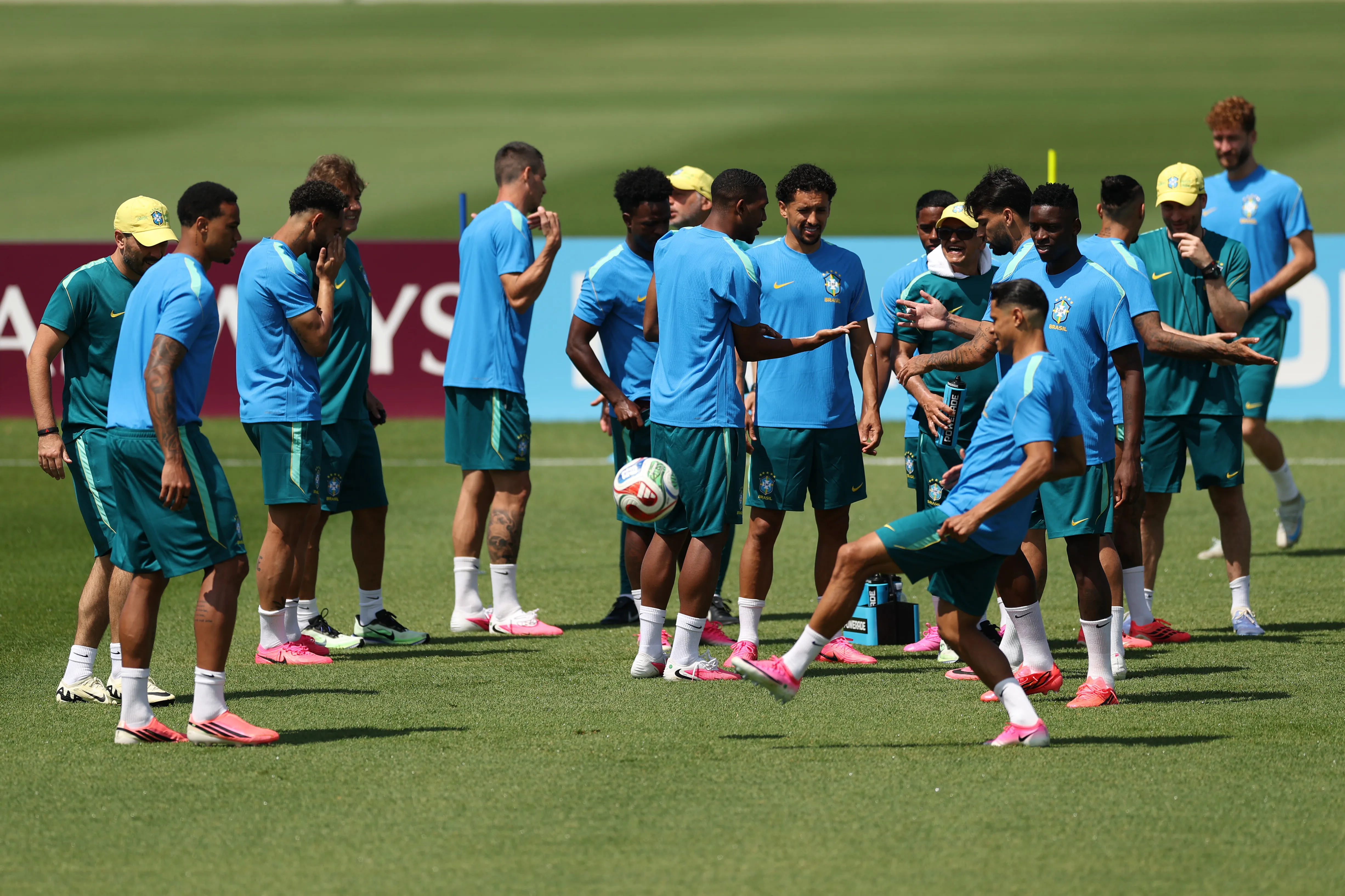 Seleção Brasileira treinando para o confronto. (Foto: Darrian Traynor/Getty Images)