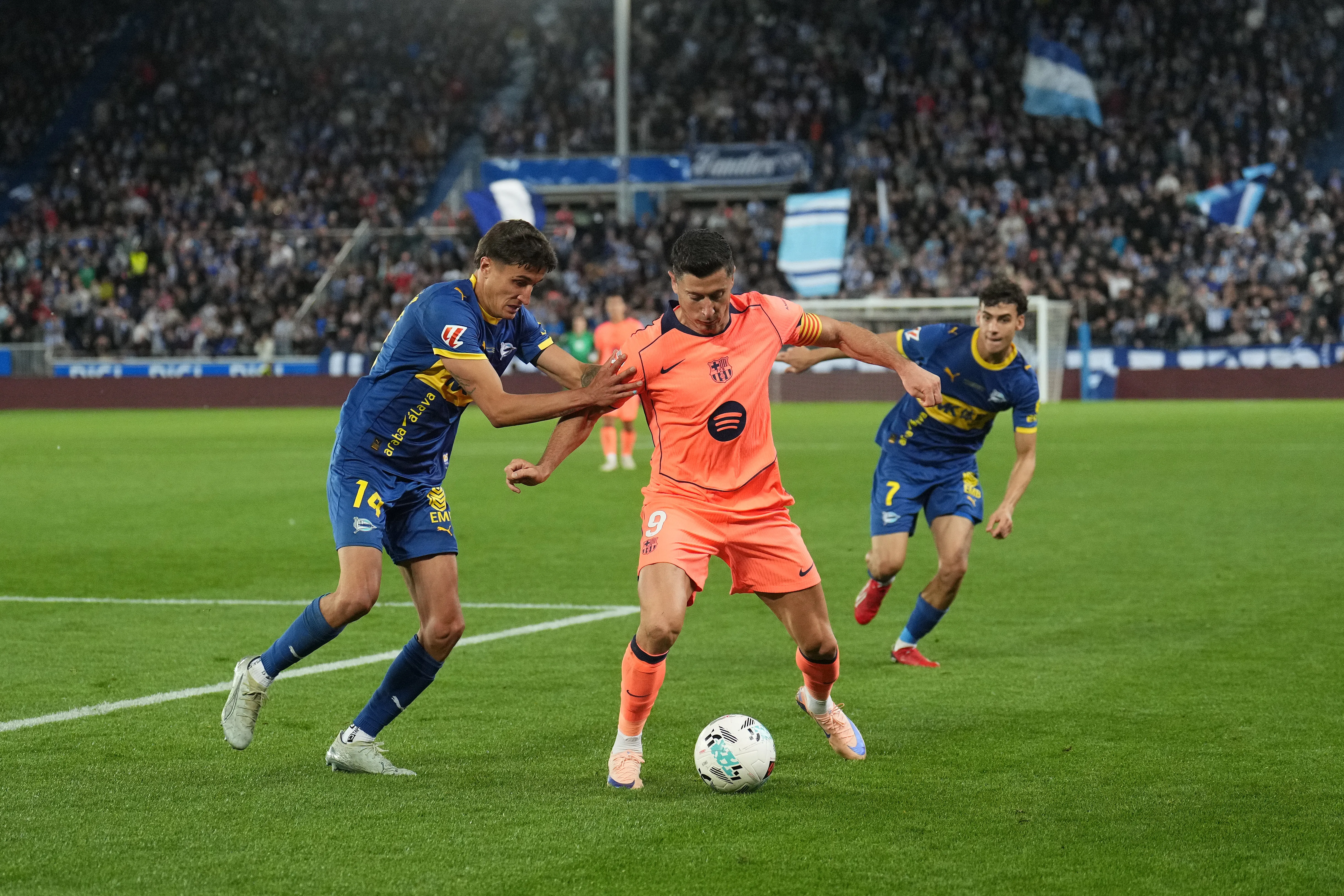 Lewan está sem clube após deixar o Barcelona. Foto: Juan Manuel Serrano Arce/Getty Images