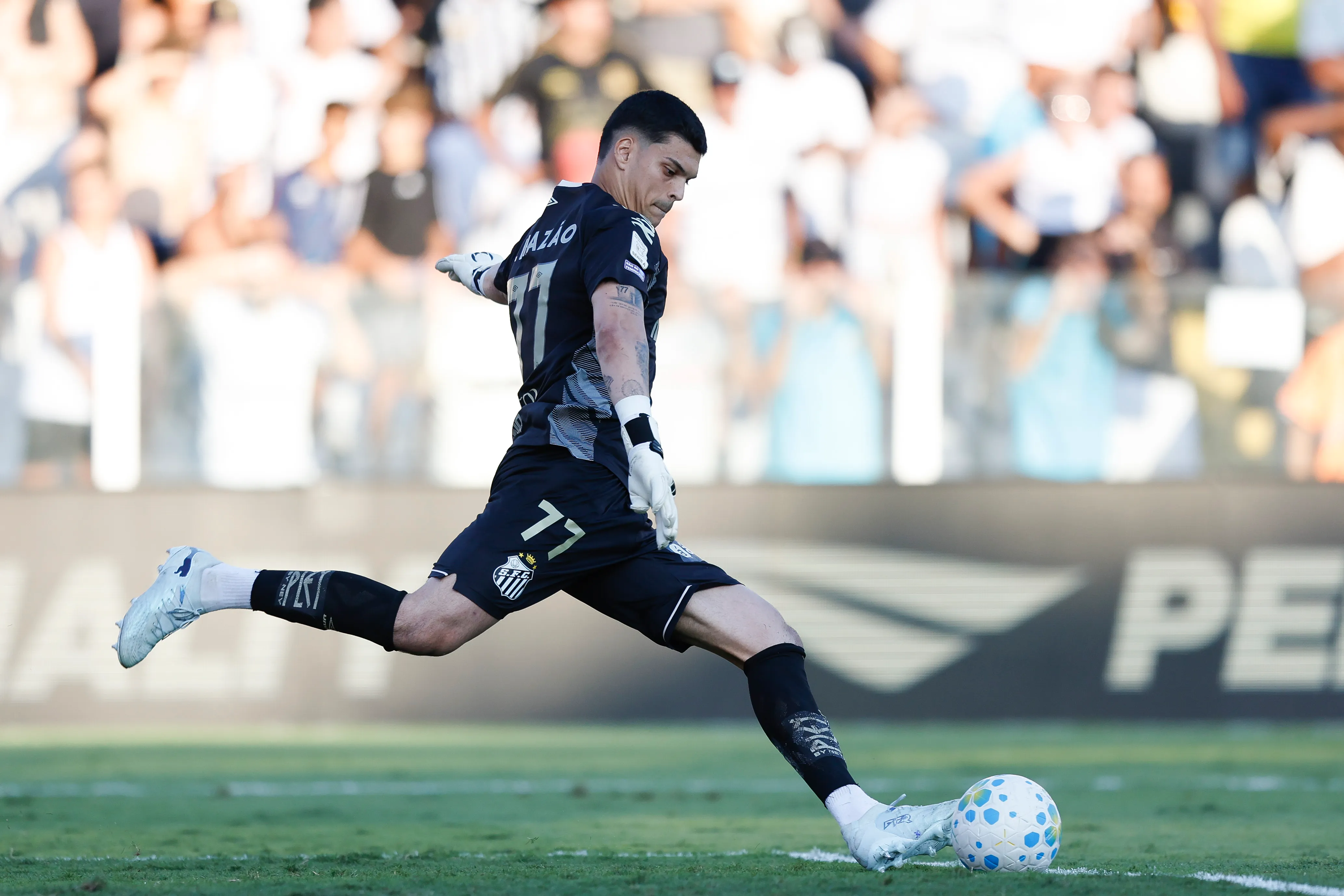 Gabriel Brazão em ação pelo Santos. (Foto: Miguel Schincariol/Getty Images)