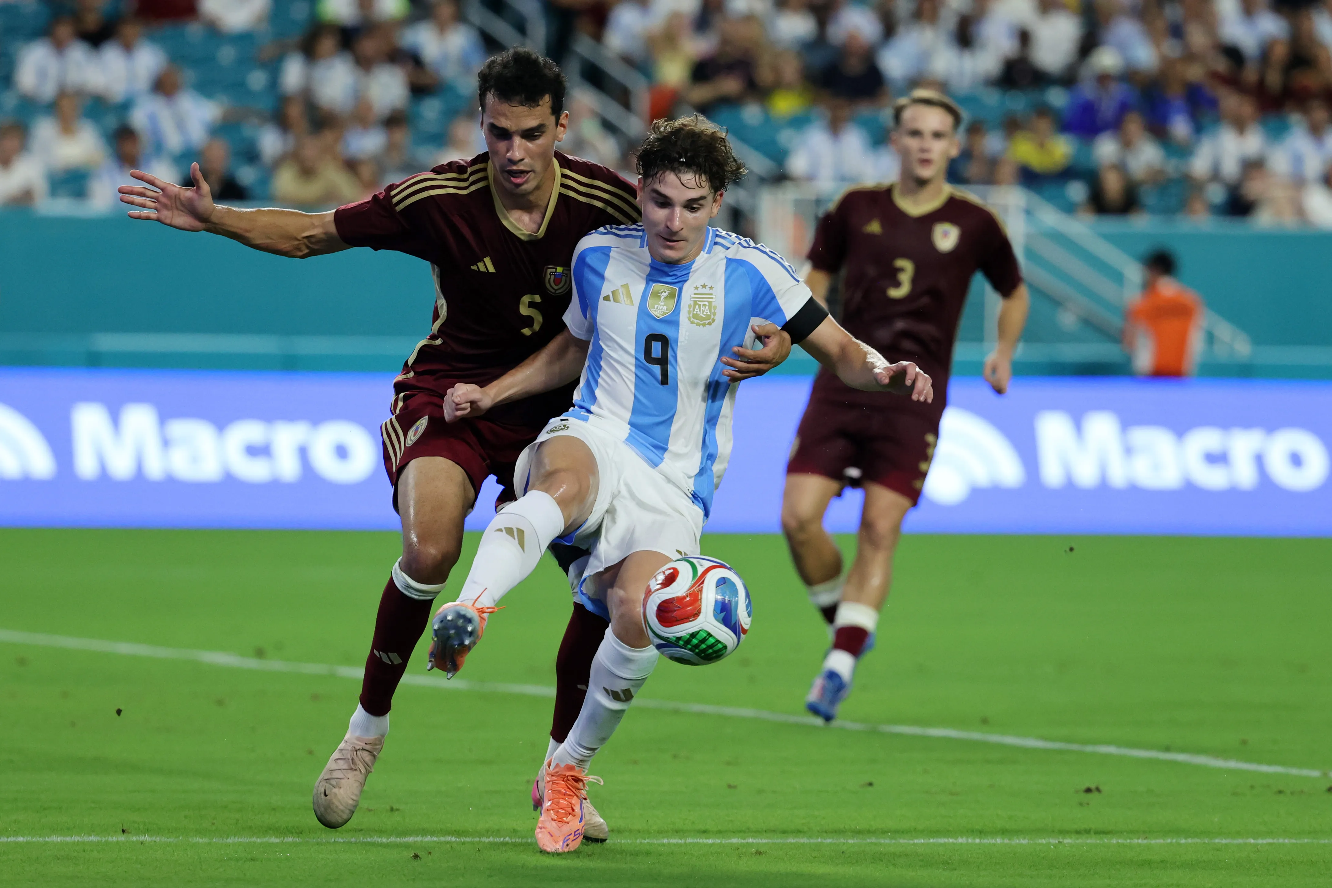 Julián Álvarez em ação pela Argentina. (Foto: Leonardo Fernandez/Getty Images)