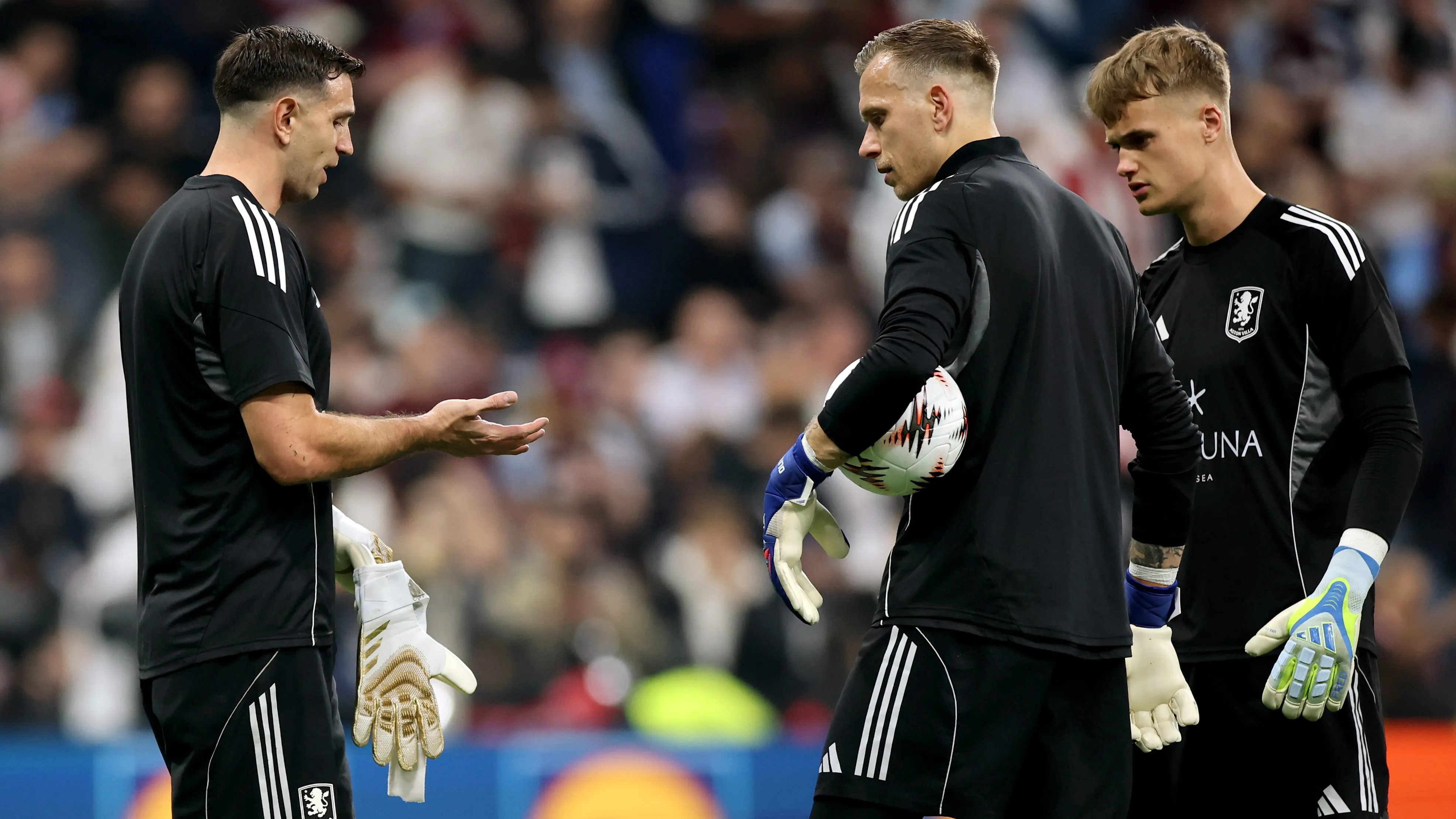 Dibu Martínez sendo atendido pelos médicos em jogo do Aston Villa