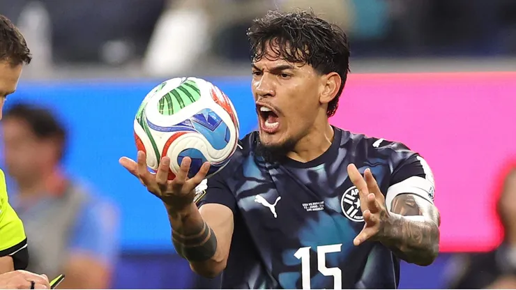 Gustavo Gómez sofre críticas na web após atuação contra os EUA. Foto: Stu Forster/Getty Images