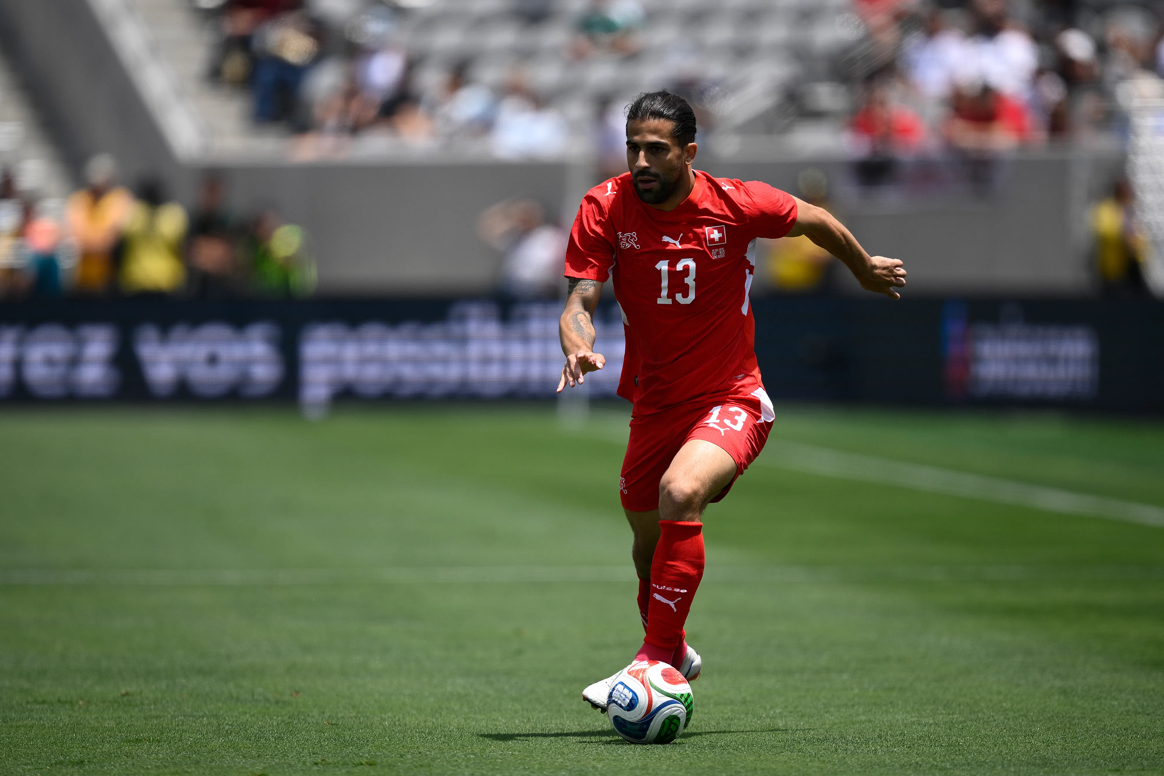Ricardo Rodríguez em campo pela Suíça (Foto: Orlando Ramirez/Getty Images)