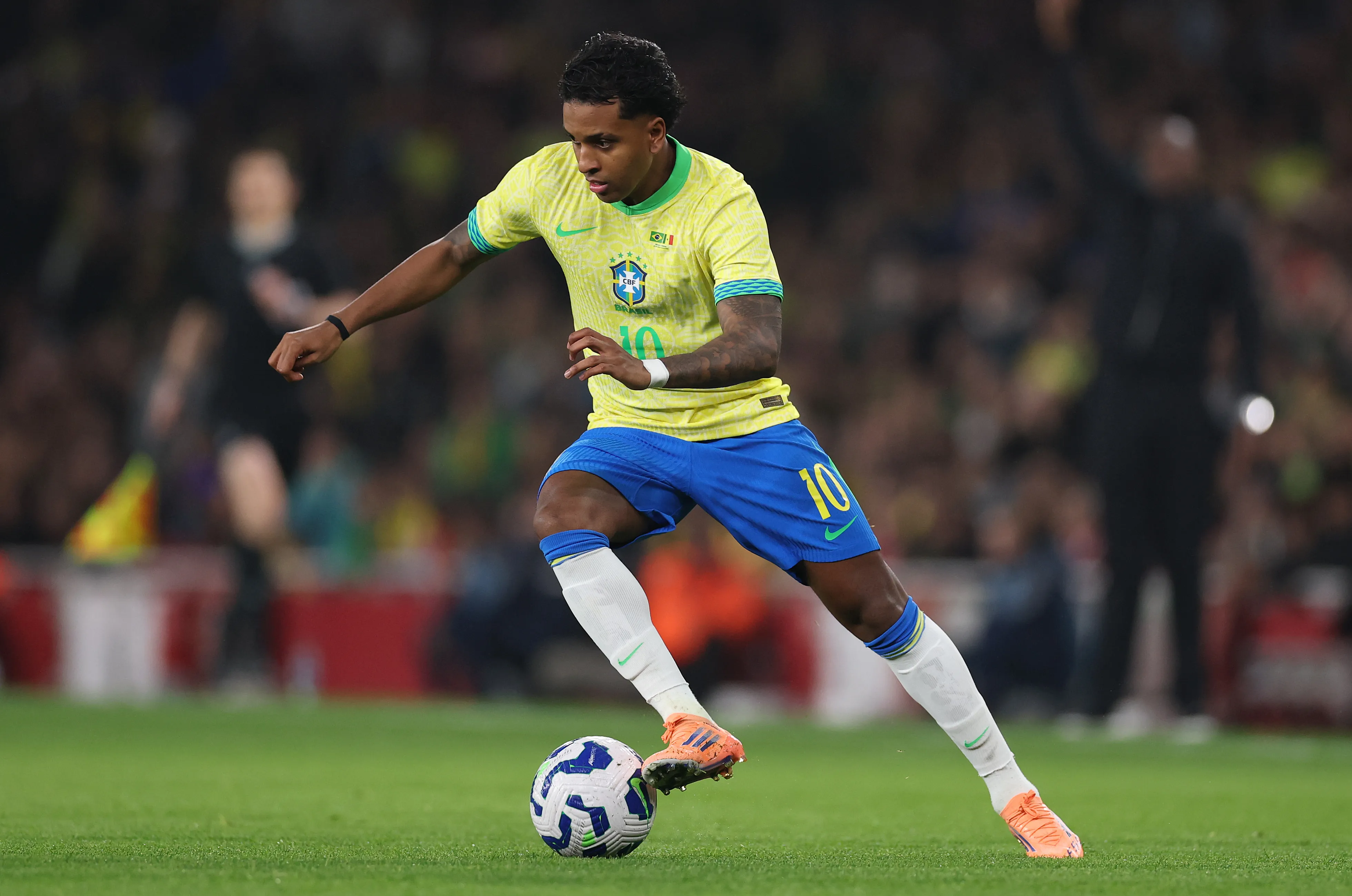 Rodrygo em campo pelo Brasil (Foto: Ryan Pierse/Getty Images)