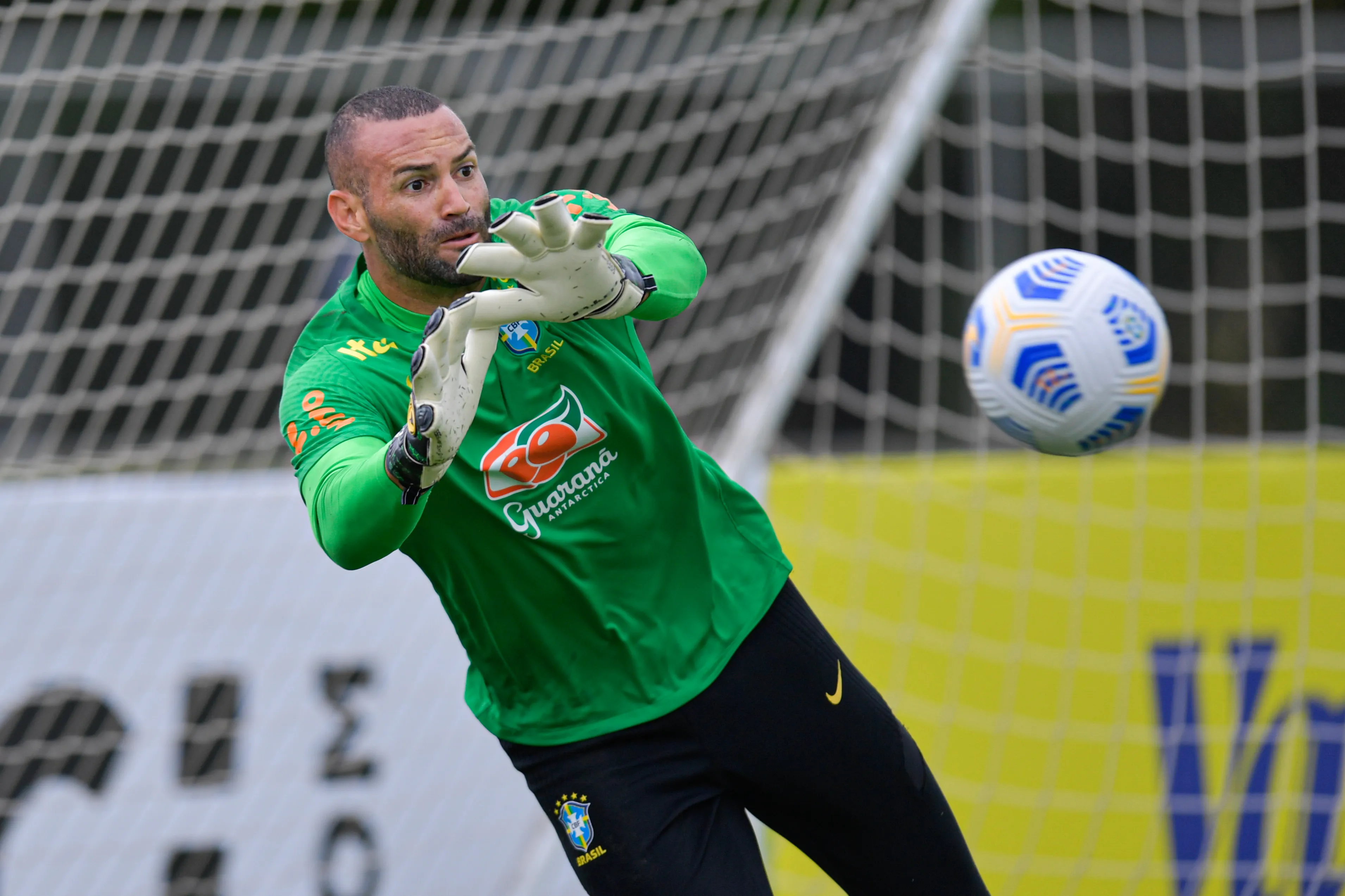 Weverton, em 2022, durante um treino pela Seleção Brasileira (Foto: Pedro Vilela/Getty Images)