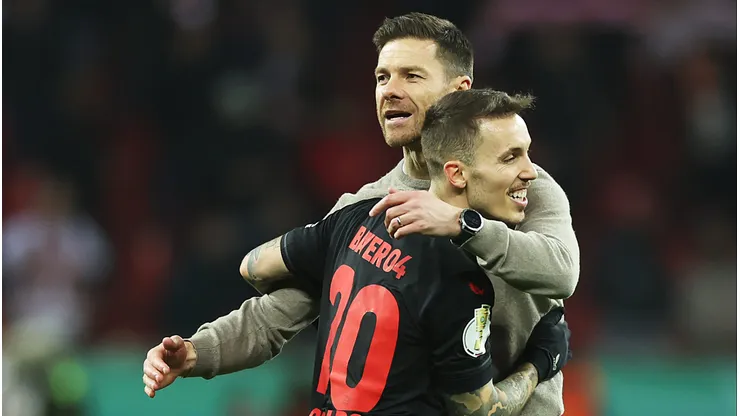 Chelsea mira Alejandro Grimaldo. Foto: Lars Baron/Getty Images