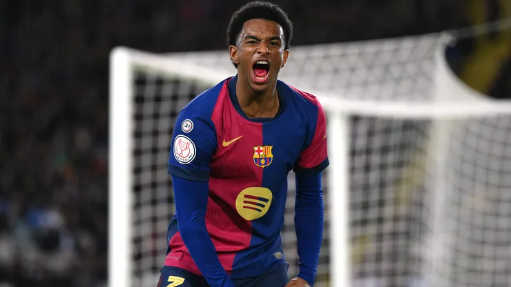 Alejandro Balde fica no Barcelona. Foto: David Ramos/Getty Images