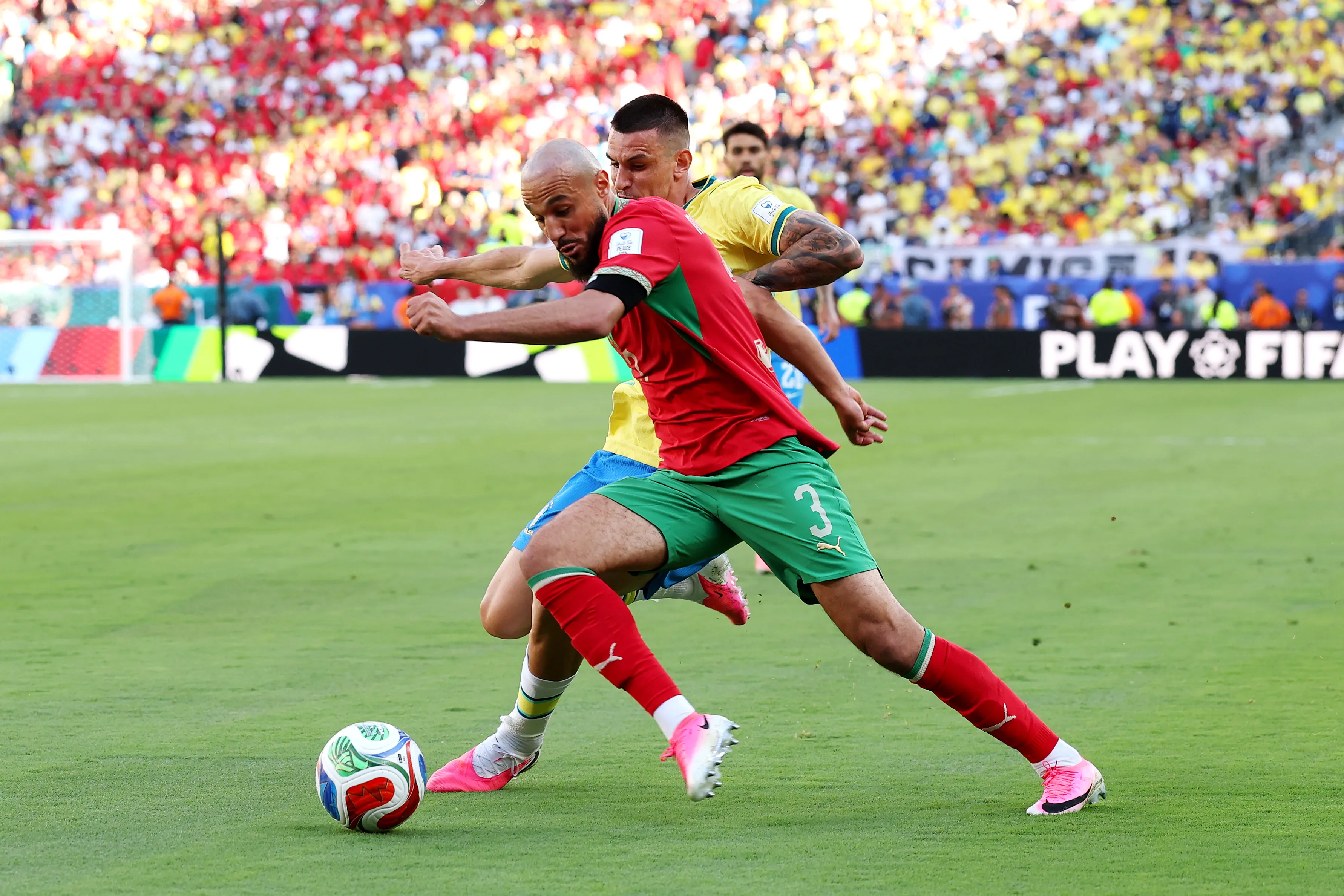 Ibáñez marcando Mazraoui (Photo by Darrian Traynor/Getty Images)