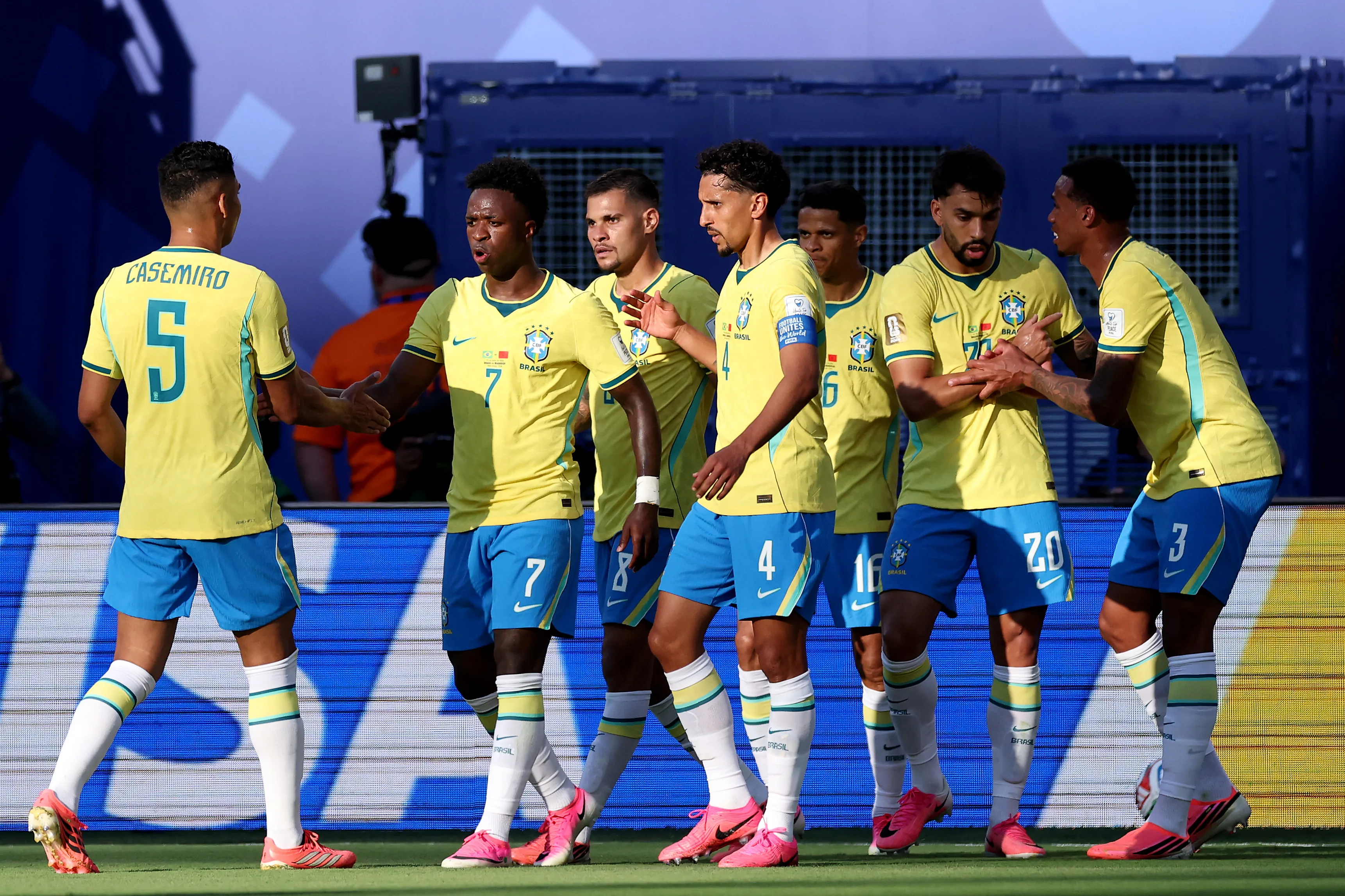 Seleção Brasileira comemorando o gol de Vini Jr. (Foto: Kevin C. Cox/Getty Images)
