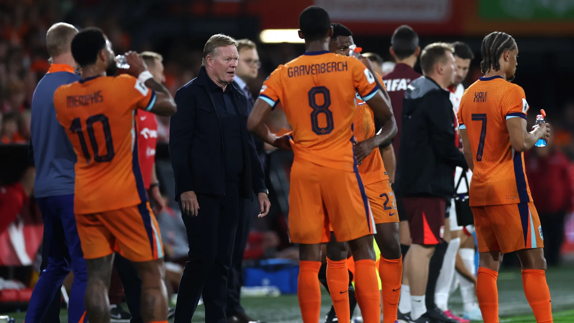 Ronald Koeman conversa com o elenco da Holanda