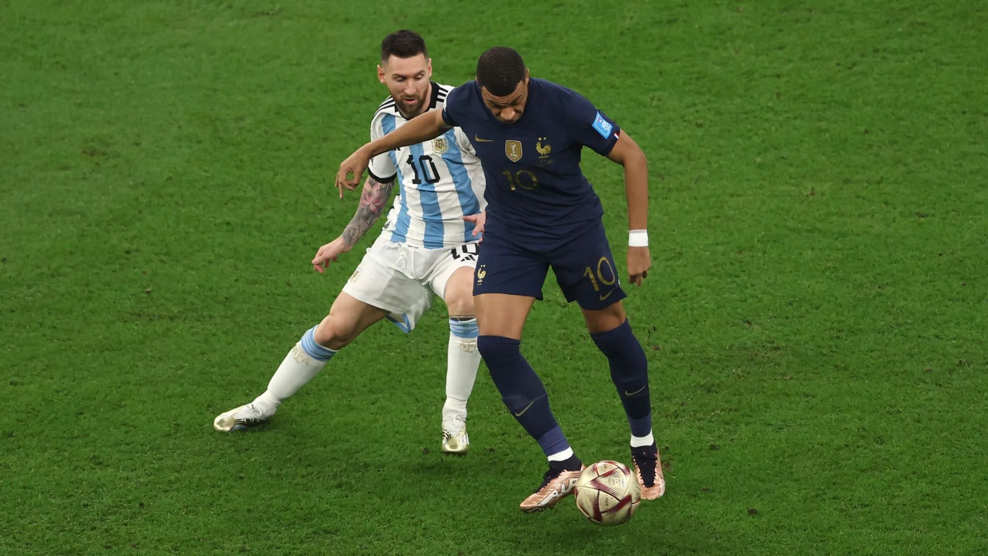 Messi e Mbappé já venceram a Copa do Mundo (foto: Alex Pantling/Getty Images)
