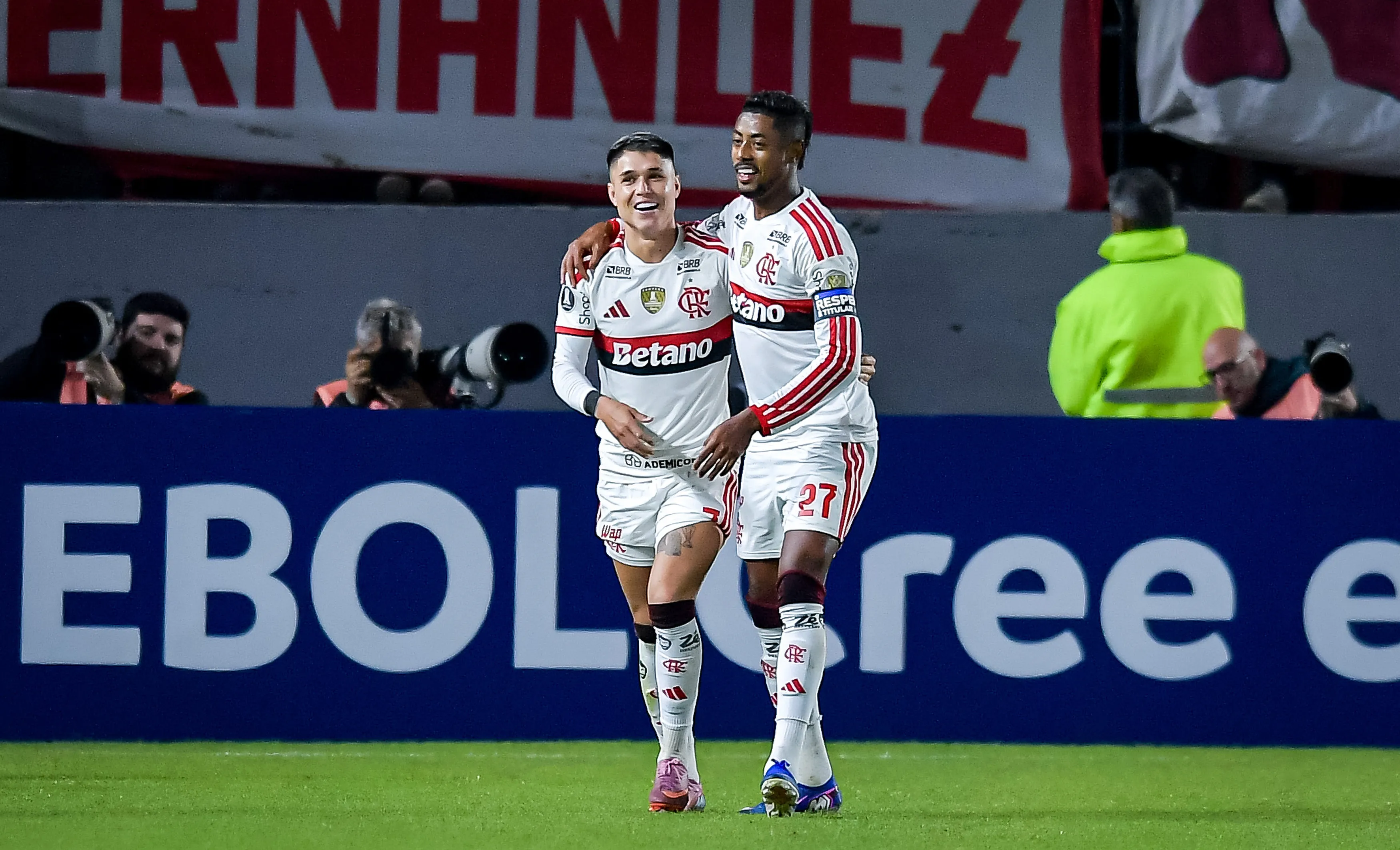 L. Araújo e Bruno Henrique, Flamengo. Foto: Marcelo Endelli/Getty Images