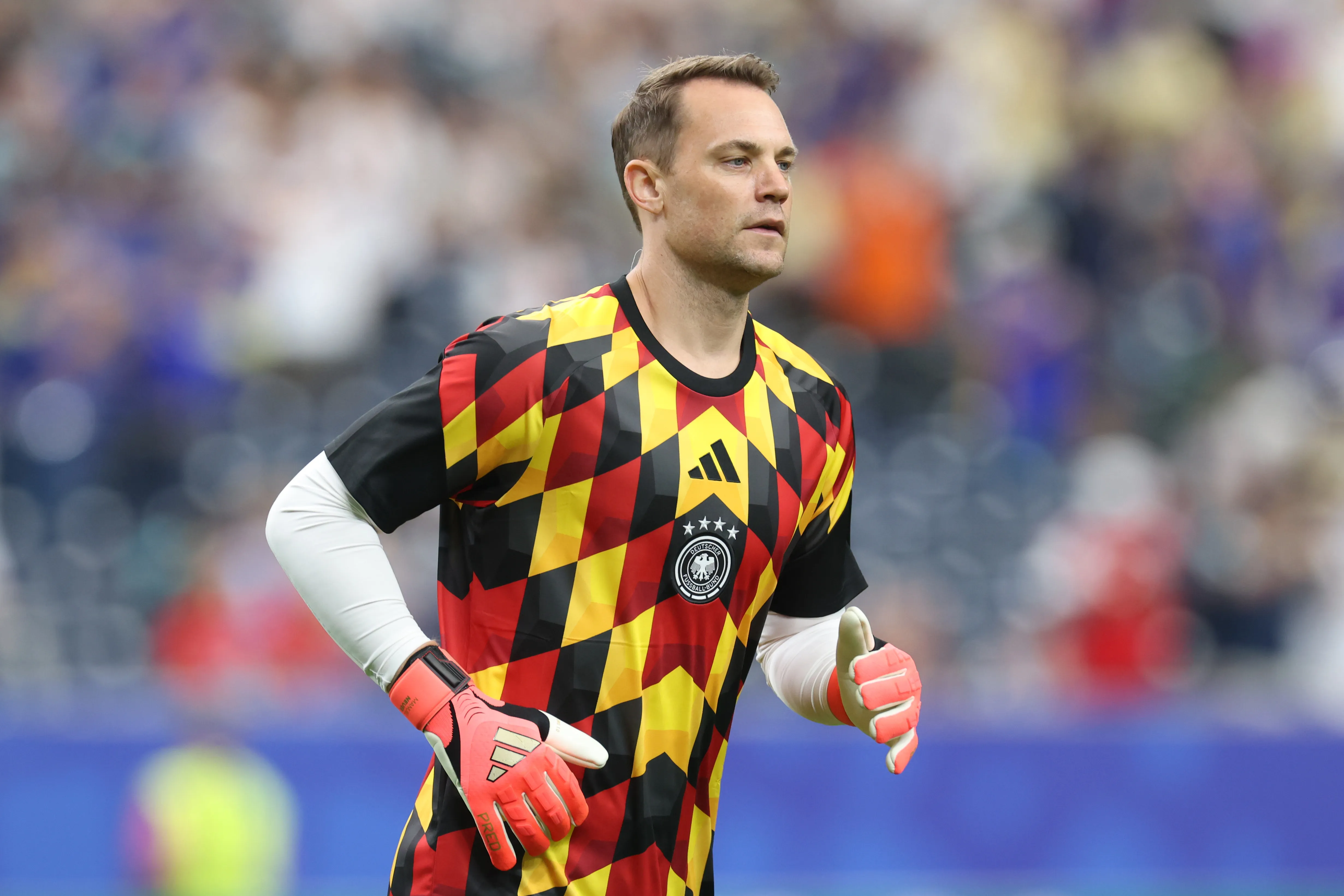Neuer durante aquecimento pela Alemanha. (Photo by Alexander Hassenstein/Getty Images)