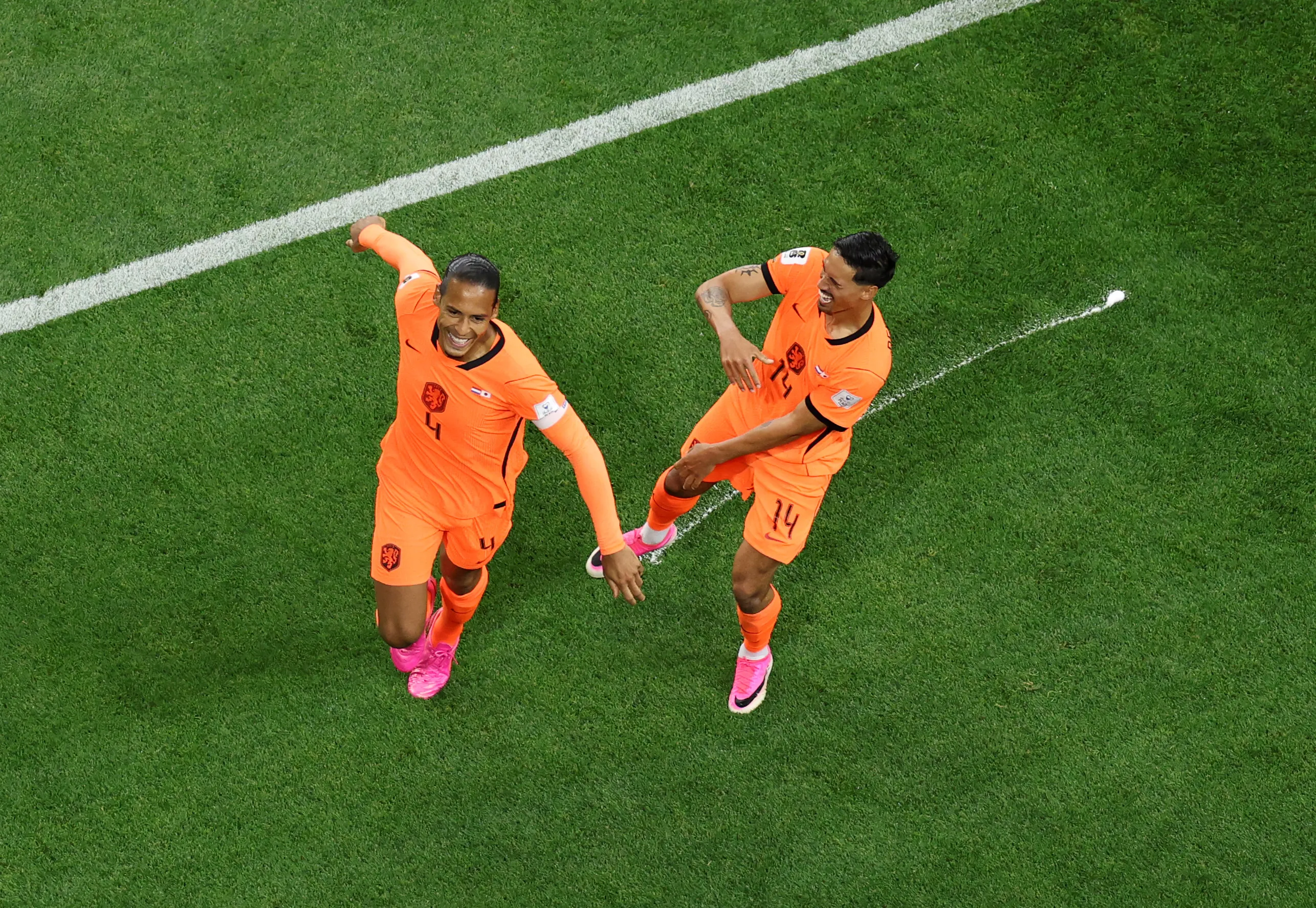 Van Dijk comemora gol. (Photo by Stacy Revere/Getty Images)