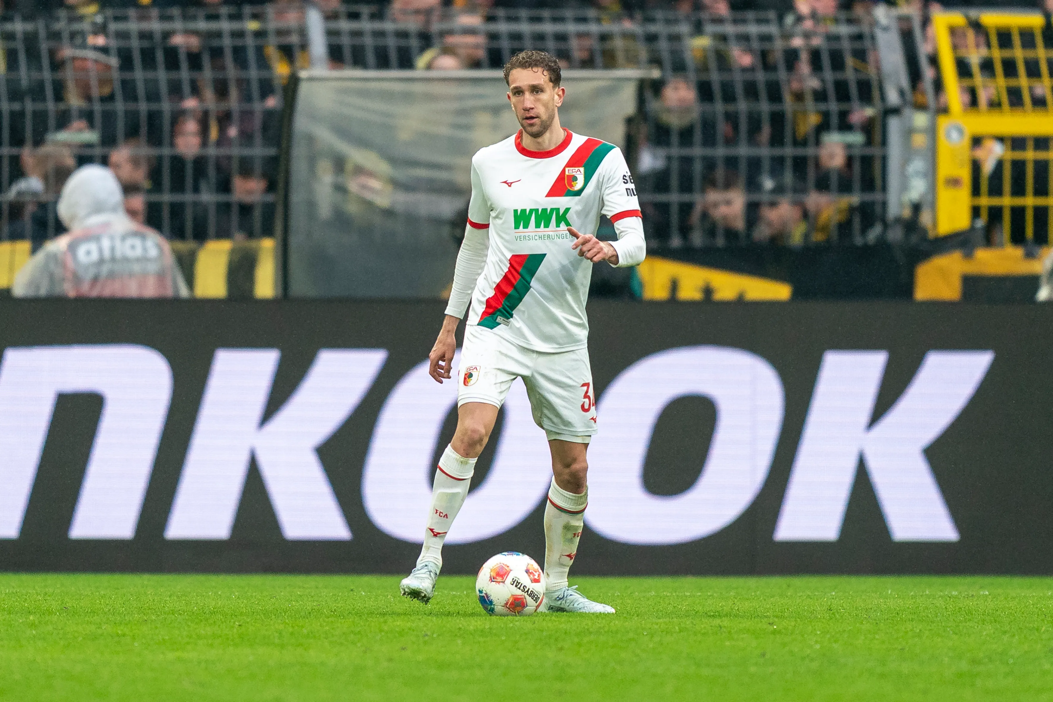 Arthur Chaves em campo pelo Augsburg (Photo by Fabio Deinert/Getty Images)