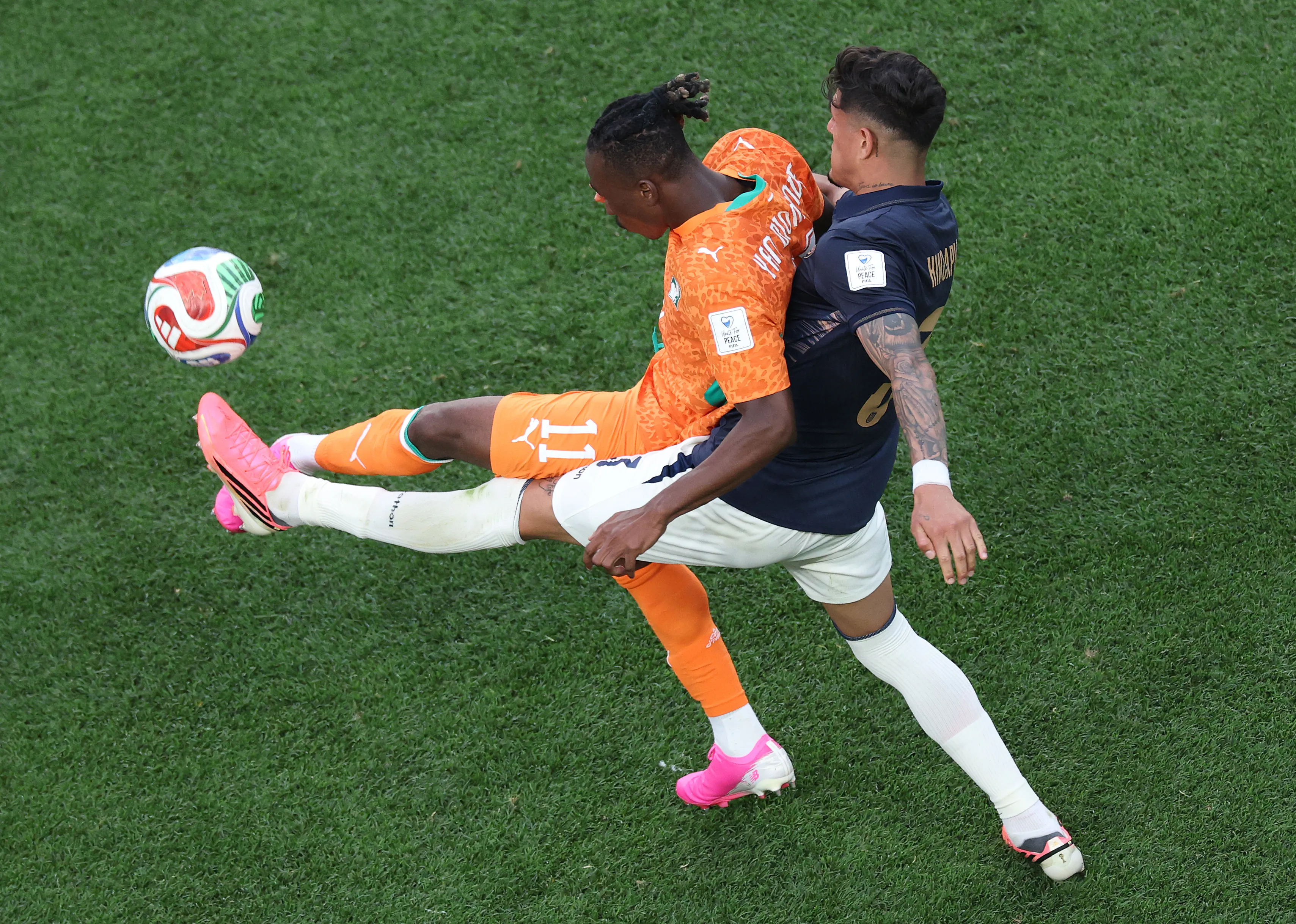 Diomandé e Hincapié em disputa de bola (Photo by Kevin C. Cox/Getty Images)