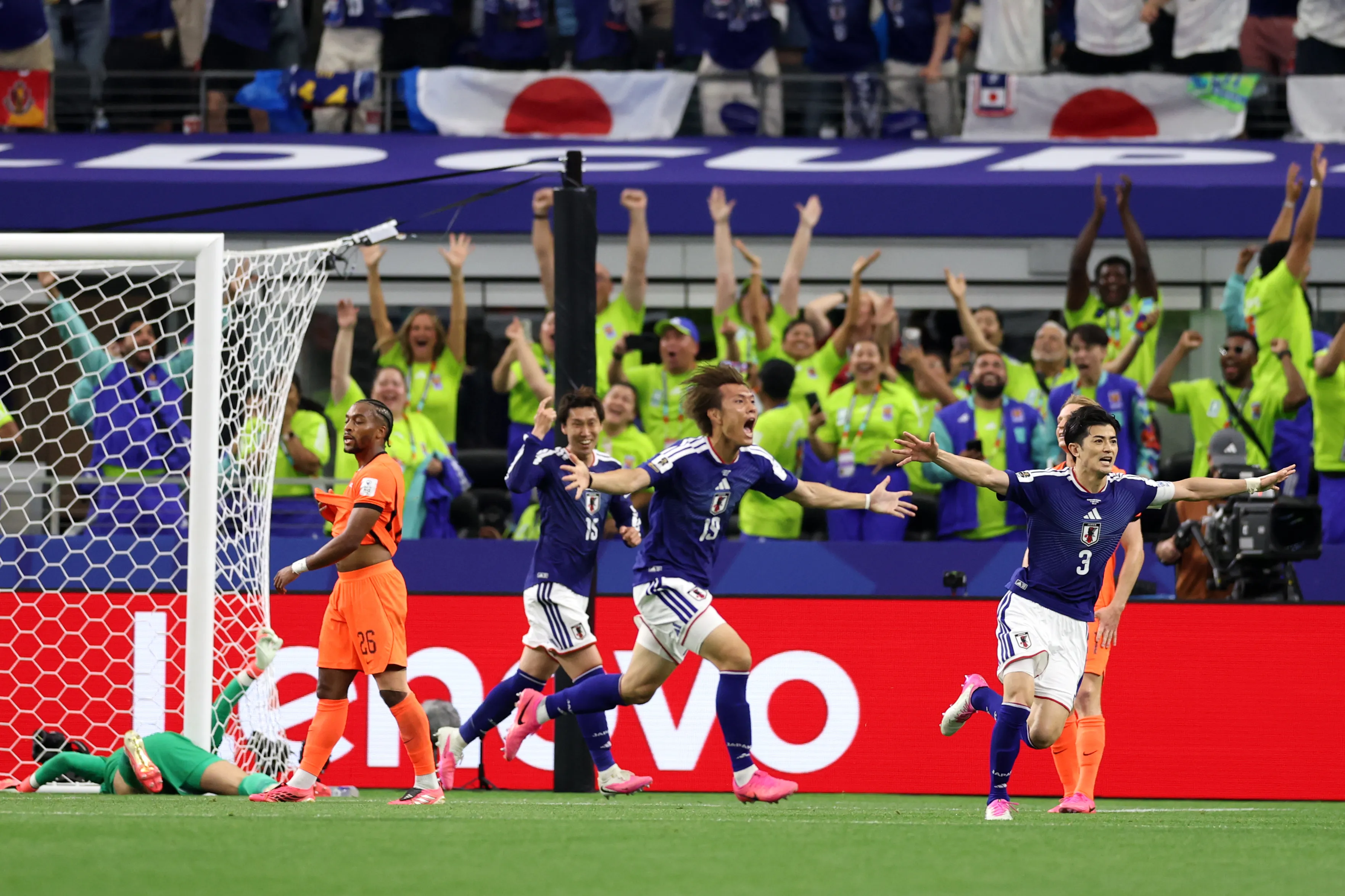 Jogadores da Seleção Japonesa comemoram empate contra a Holanda pelo Grupo F da Copa do Mundo de 2026. (Photo by Michael Steele/Getty Images)