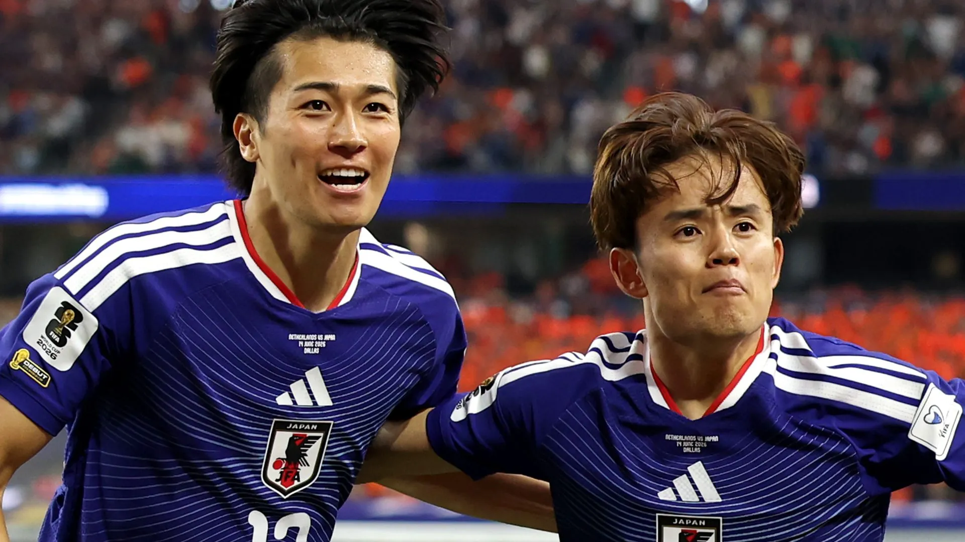 Atletas da Seleção do Japão comemoram gol da equipe na Copa
