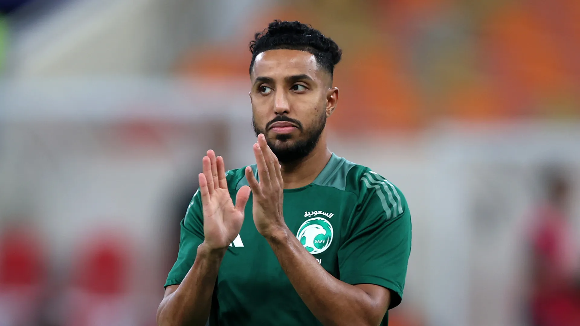 Salem Al-Dawsari bate palmas antes de jogo da Arábia Saudita