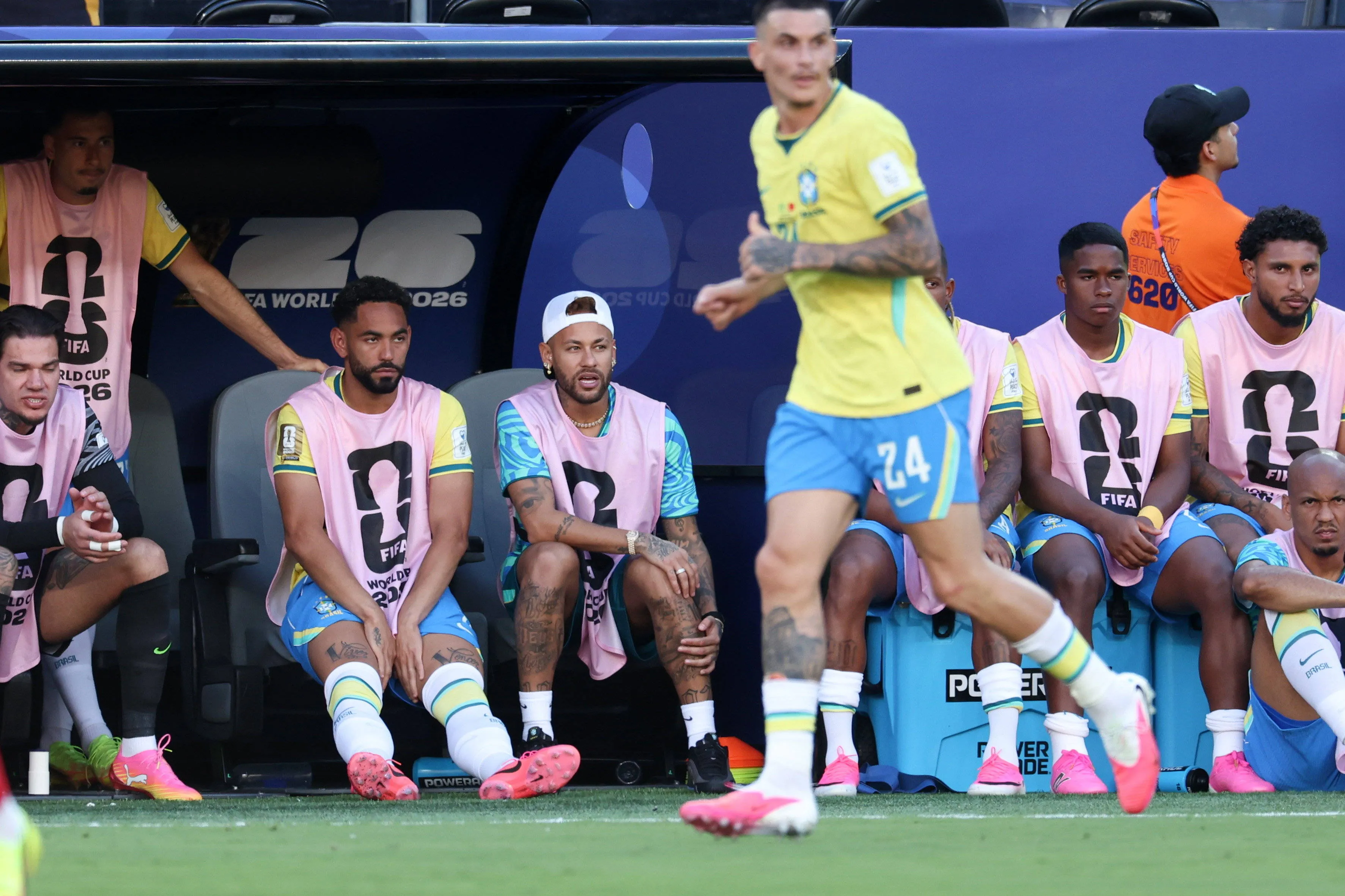Endrick, no banco de reservas, ao lado dos outros jogadores da Seleção Brasileira. Foto: IMAGO / Newspix
