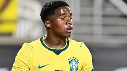 Endrick, do Brasil, observa durante o amistoso internacional do Brasil. Foto: Julio Aguilar/Getty Images