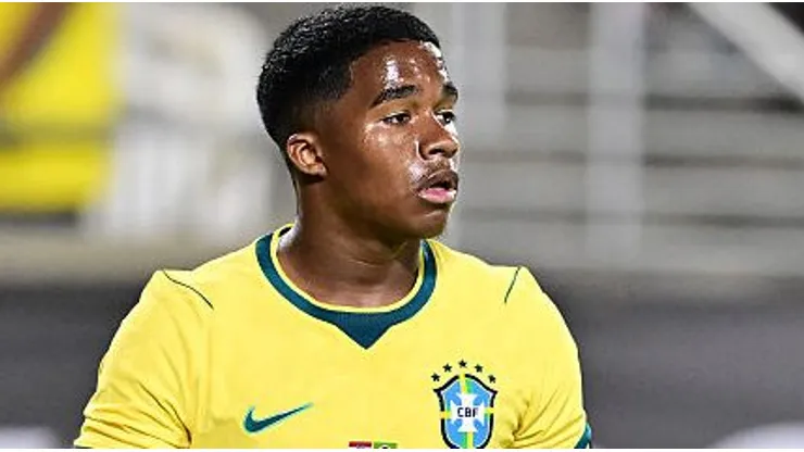 Endrick, do Brasil, observa durante o amistoso internacional do Brasil. Foto: Julio Aguilar/Getty Images