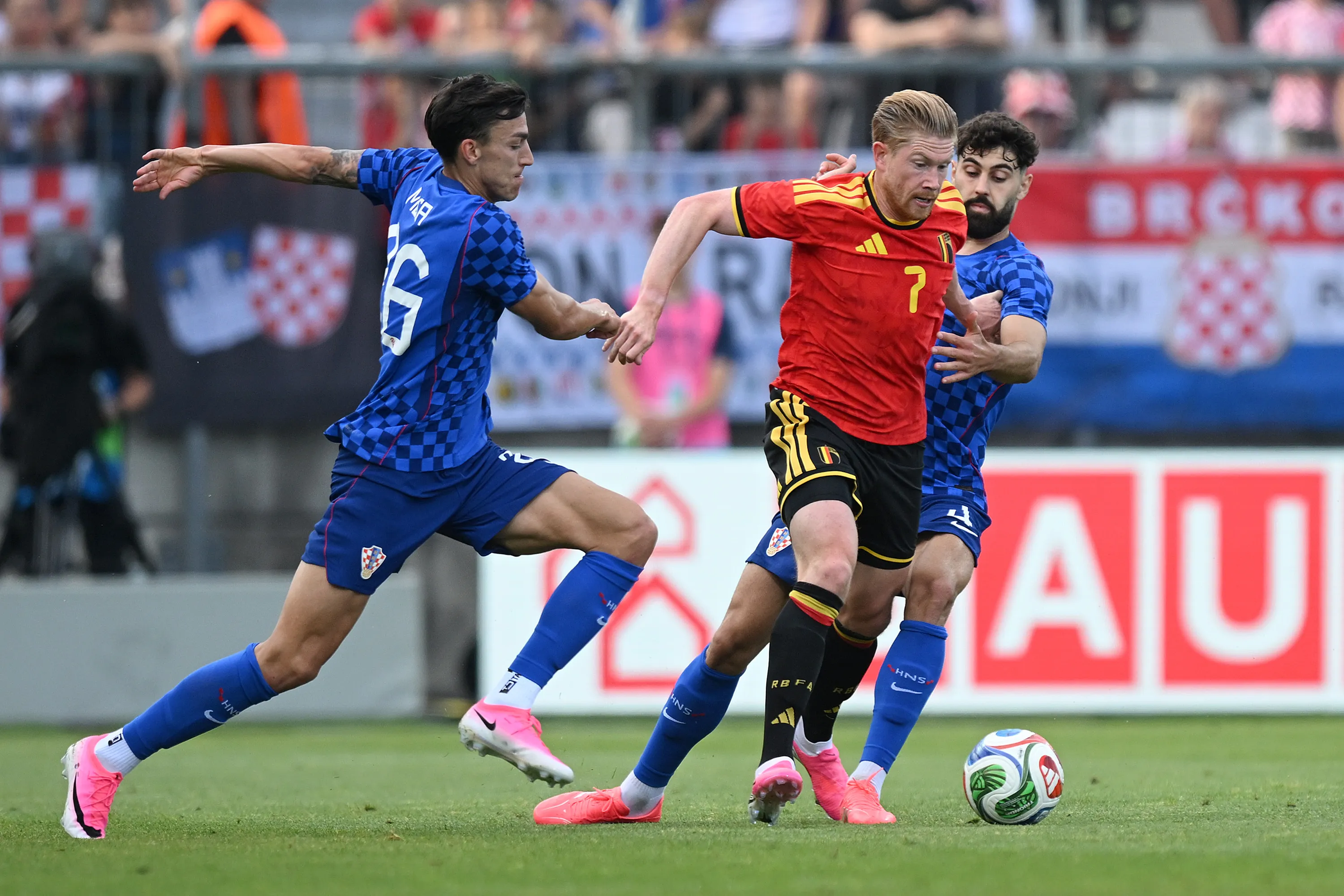 Kevin De Bruyne, da Bélgica, durante amistoso. Foto: Jurij Kodrun/Getty Images