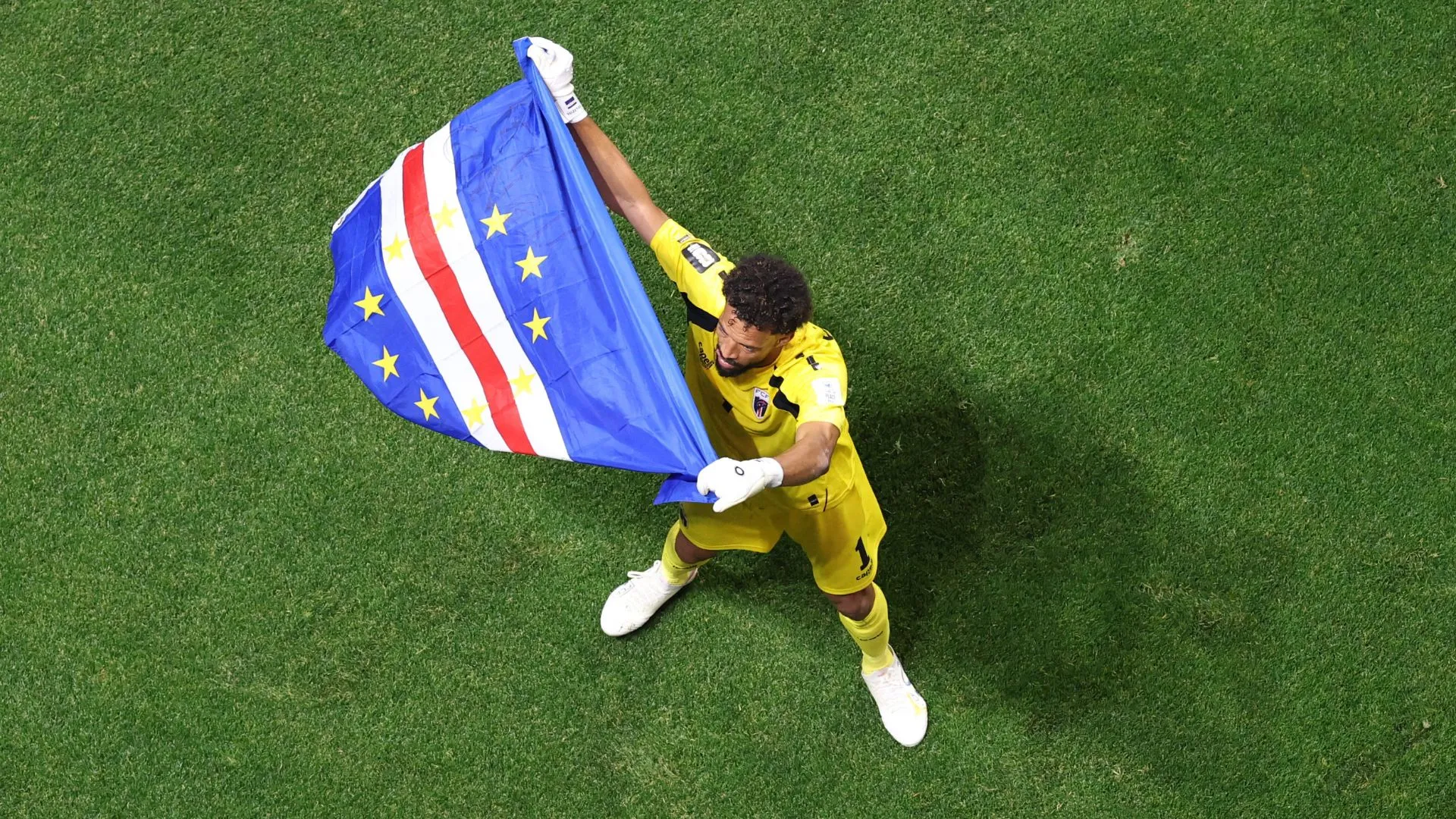 Vozinha com a bandeira de Cabo Verde na Copa do Mundo (foto: Justin Setterfield/Getty Images)