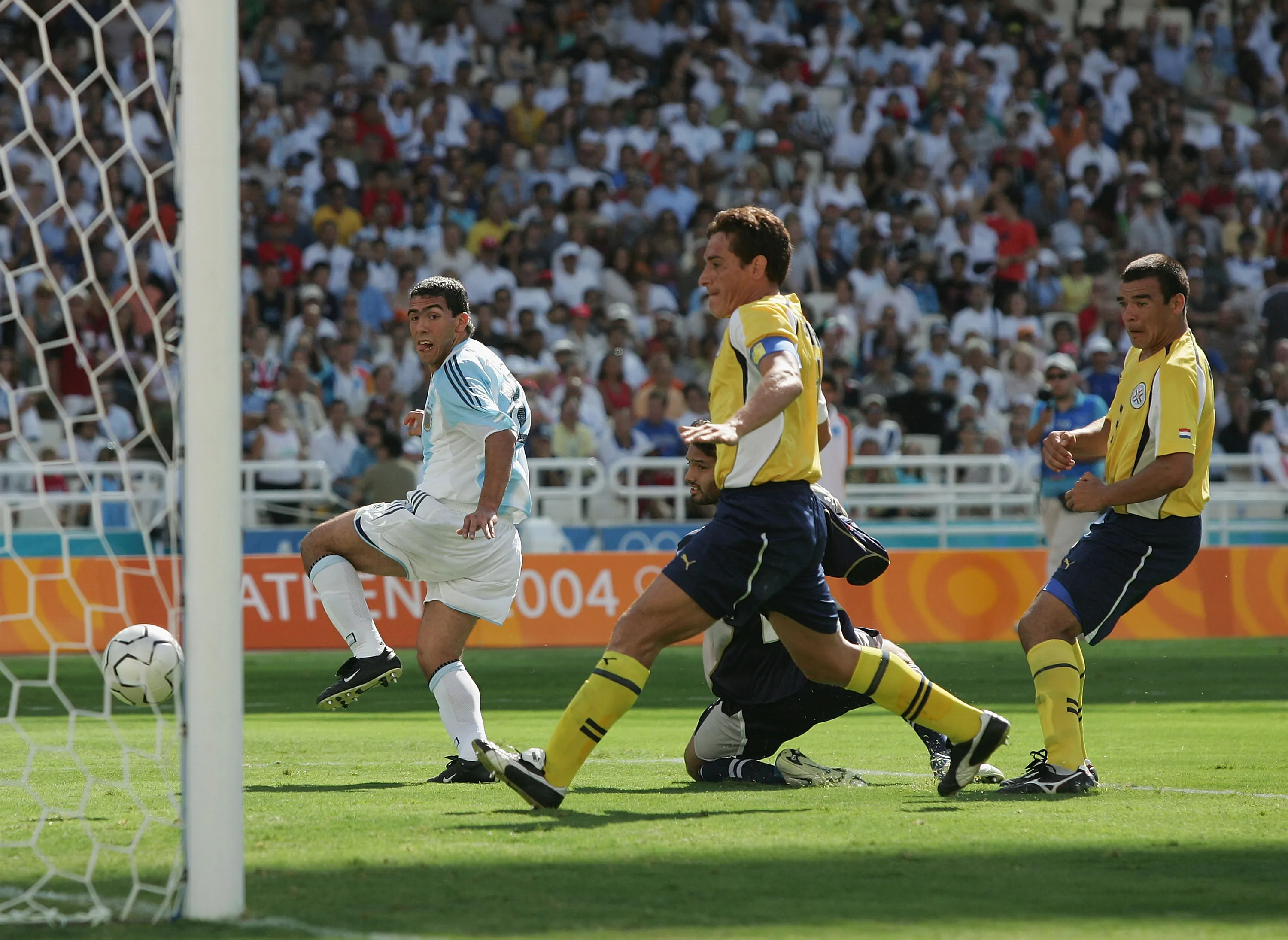 Carlos Tevez, da Argentina, marca gol. Foto: Shaun Botterill/Getty Images