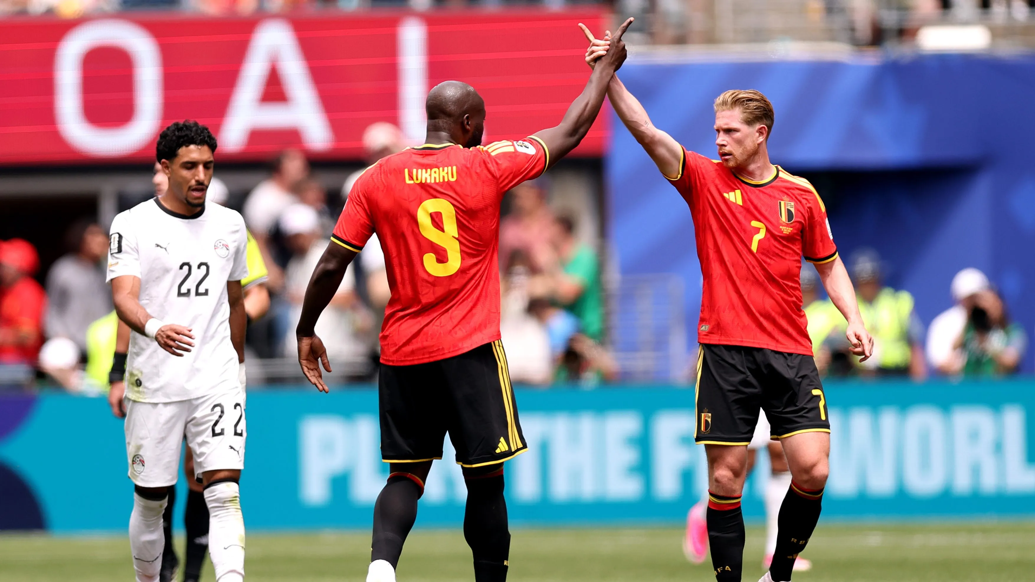 Lukaku e De Bruyne em jogo da Bélgica contra o Egito