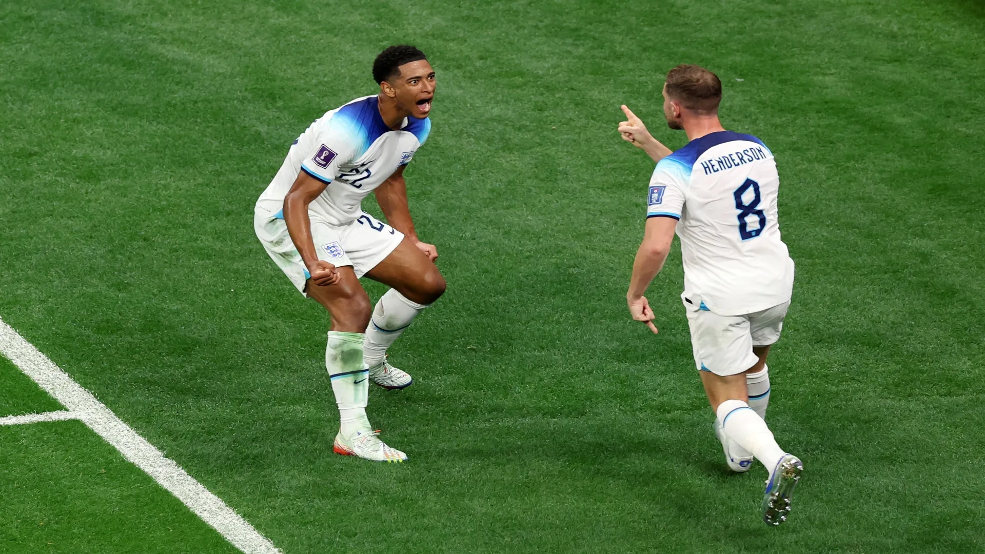Henderson comemora gol com Bellingham na Copa de 2022 – Alexander Hassenstein/Getty Images