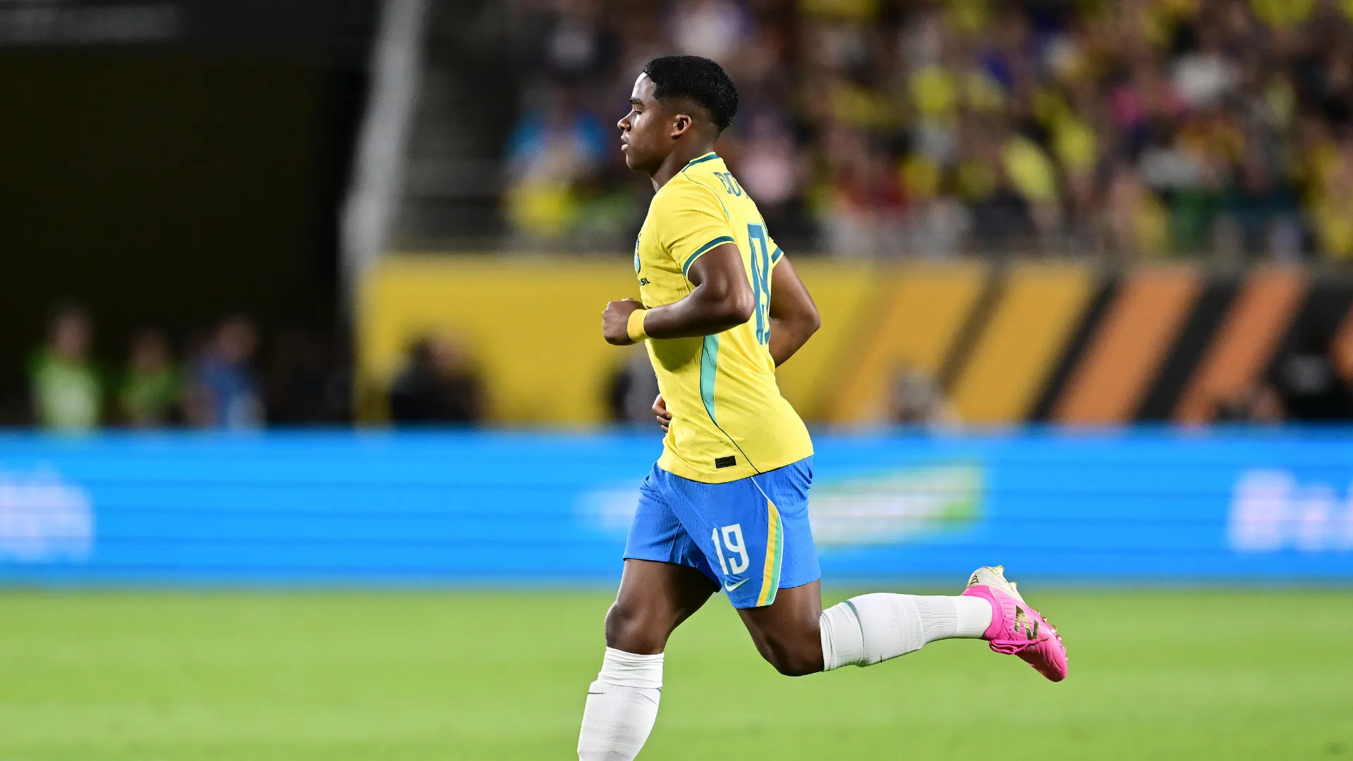 Endrick corre em jogo do Brasil