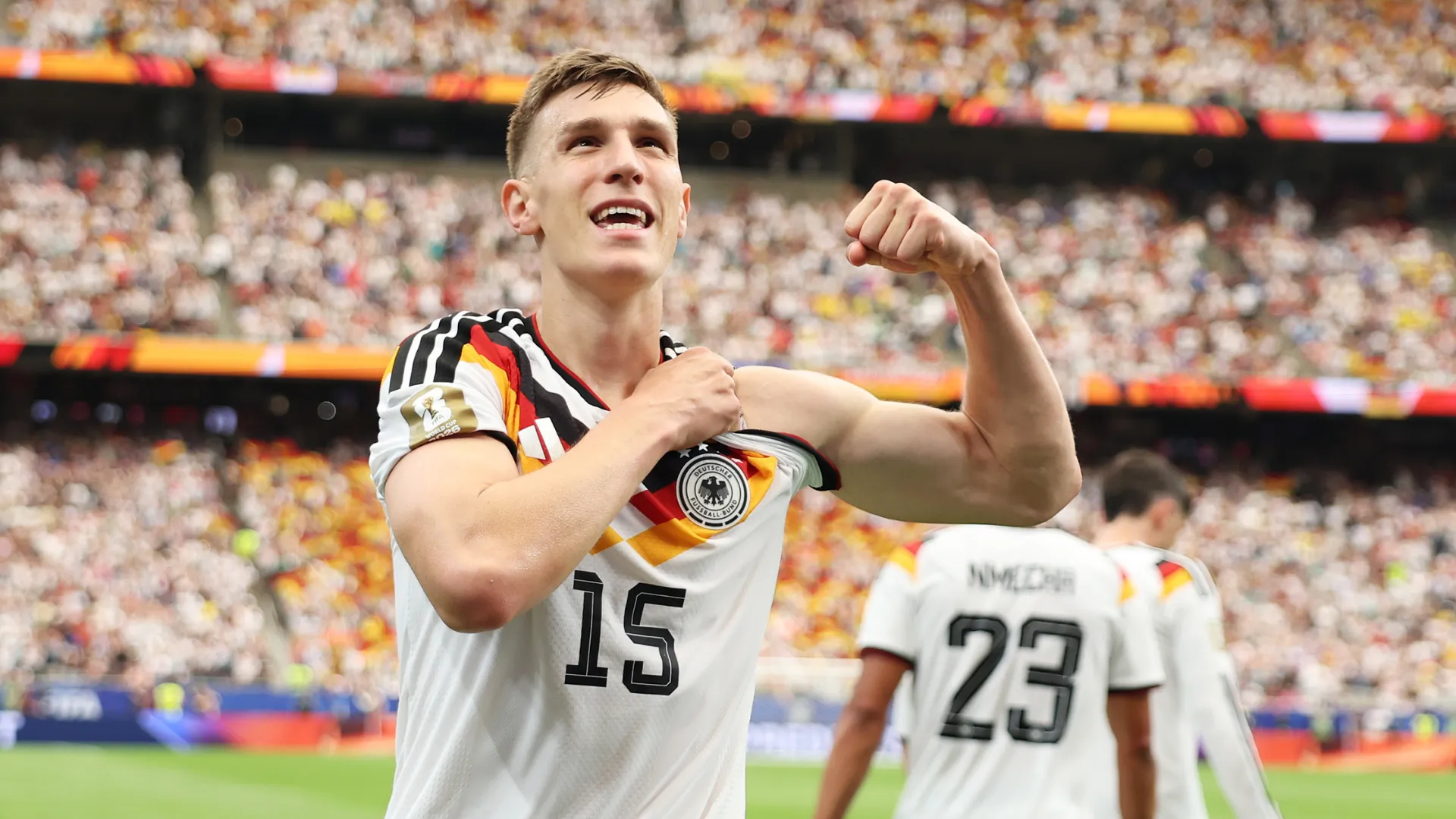 Nico Schlotterbeck comemora gol pela Seleção Alemã
