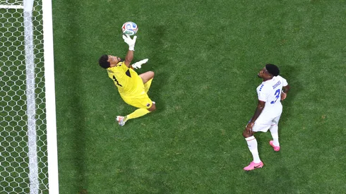 Goleiro de Cabo Verde, Vozinha, faz defesa contra a Espanha – Justin Setterfield/Getty Images