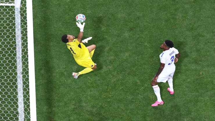 Goleiro de Cabo Verde, Vozinha, faz defesa contra a Espanha - Justin Setterfield/Getty Images