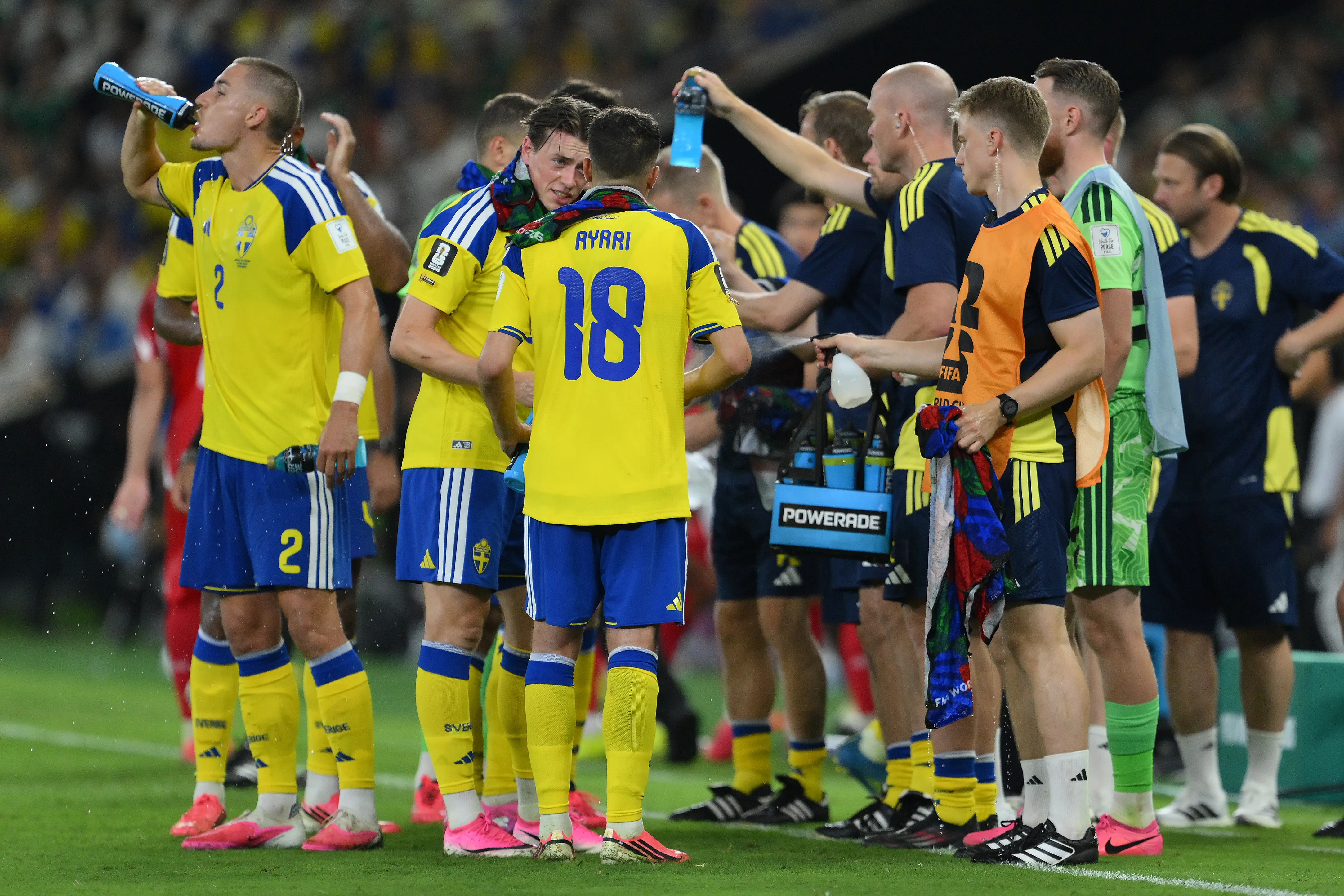Jogadores da Suécia na pausa para hidratação em partida da Copa do Mundo. Foto: David Ramos/Getty Images
