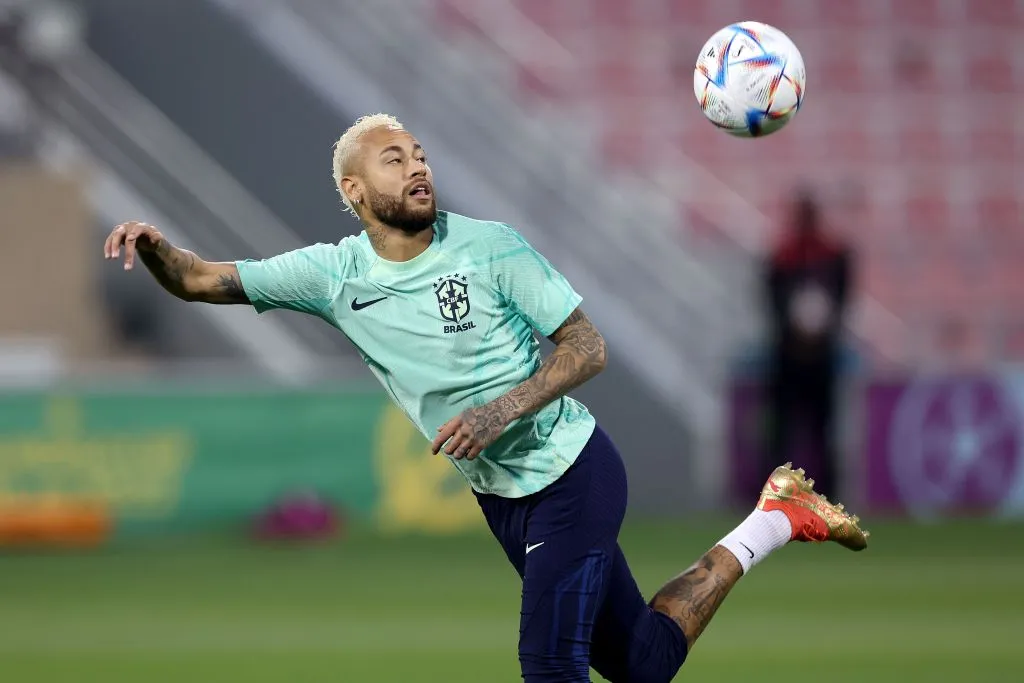 Neymar em campo com bola pela Seleção Brasileira em 2022. Foto: Alexander Hassenstein/Getty Images