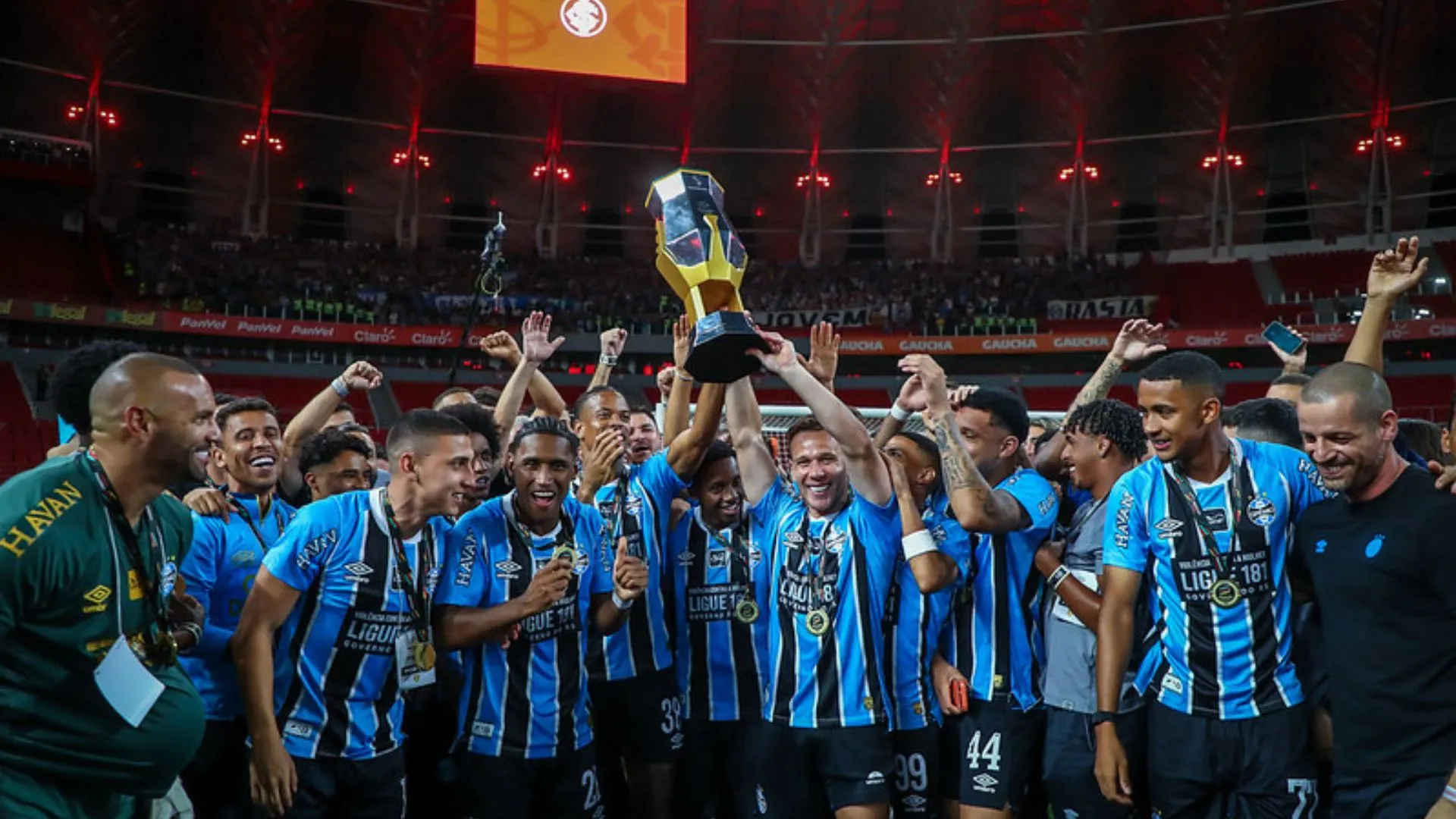 Arthur foi campeão com o Grêmio neste ano (foto: Lucas Uebel/GFBPA)