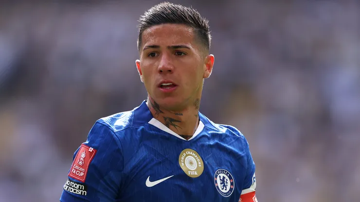 Enzo Fernández em campo pelo Chelsea. Foto: Justin Setterfield/Getty Images