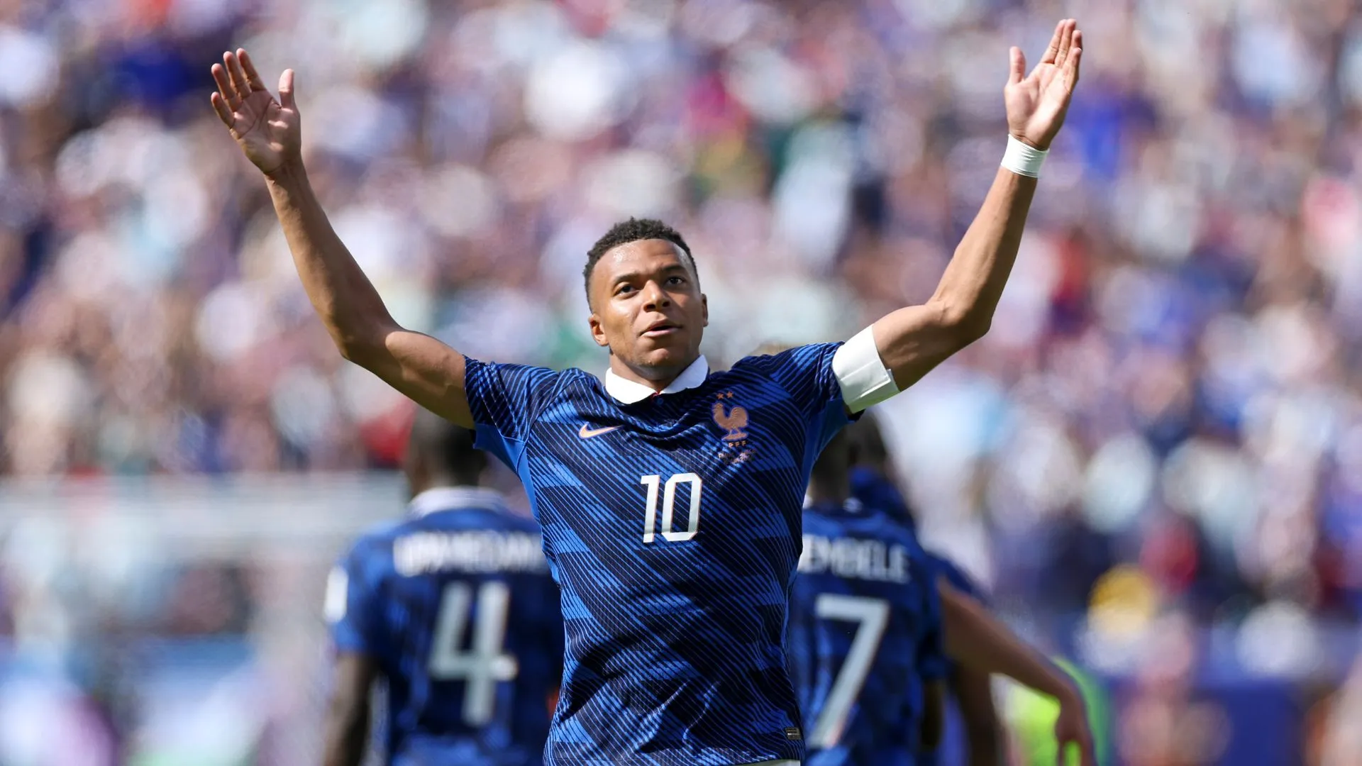 Mbappé comemorando gol com os braços erguidos