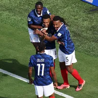 Mbappé e Olise comandam vitória da França em estreia