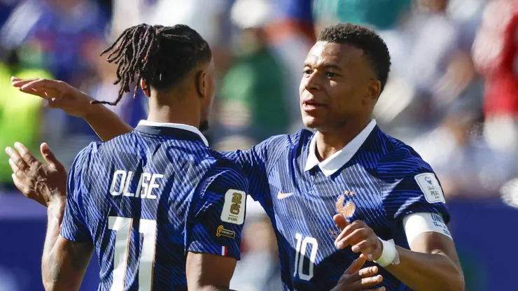 Mbappé comemora gol da França com Olise