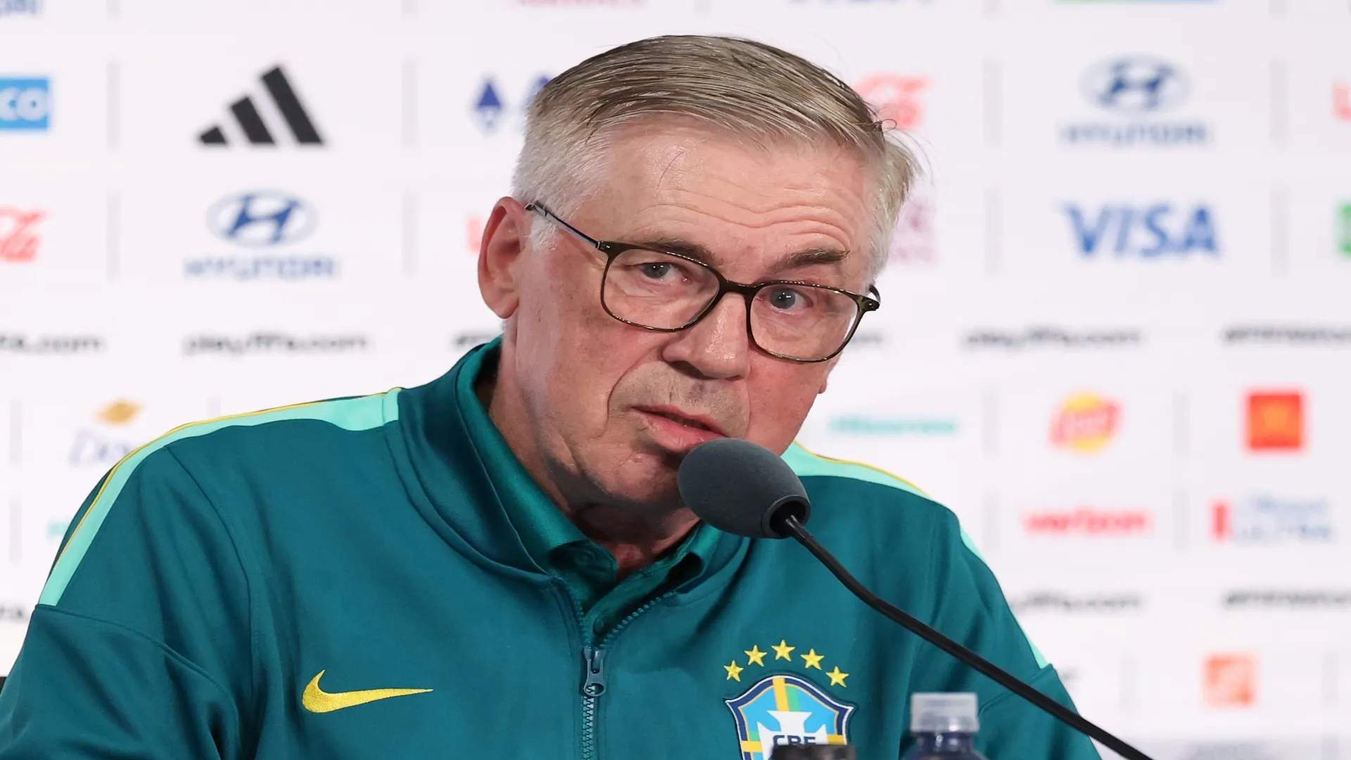 Ancelotti em coletiva de imprensa da Seleção Brasileira – Darrian Traynor/Getty Images