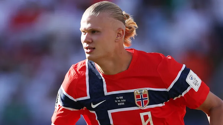 Haaland em campo pela Noruega. Foto: Justin Setterfield/Getty Images