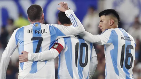 De Paul, Messi e Almada. (Photo by Marcos Brindicci/Getty Images)