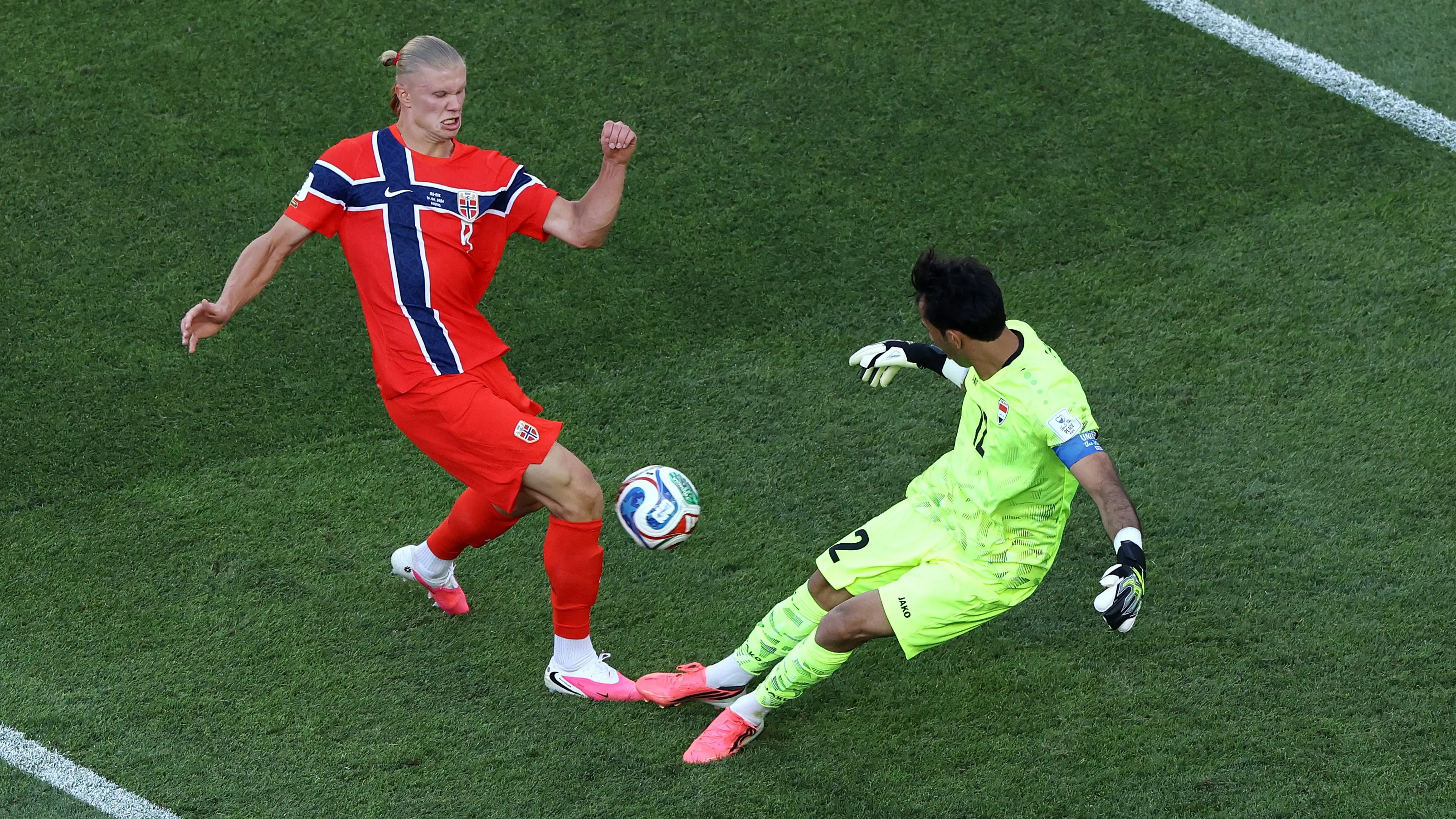 Haaland marcando gol pela Noruega