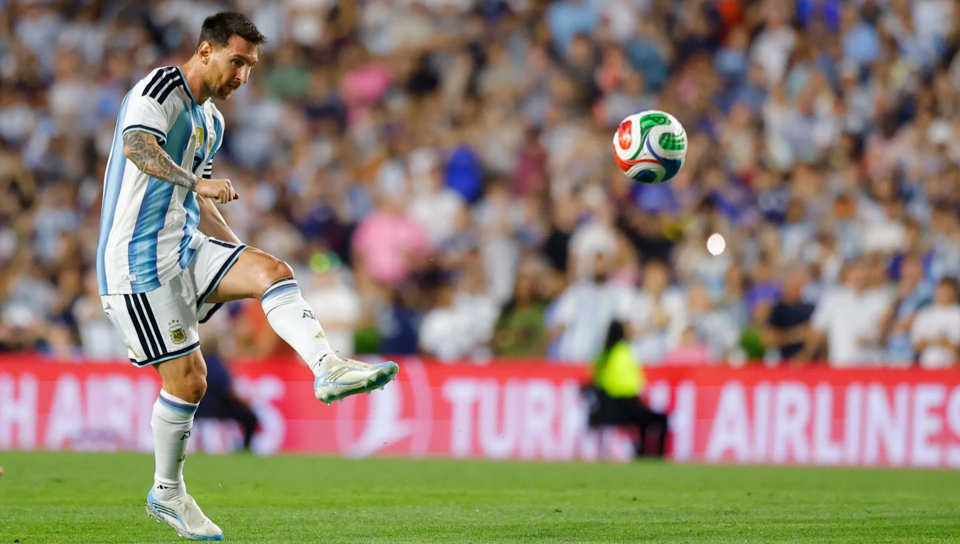 Lionel Messi, da Argentina, durante amistoso internacional. Foto: Todd Kirkland/Getty Images