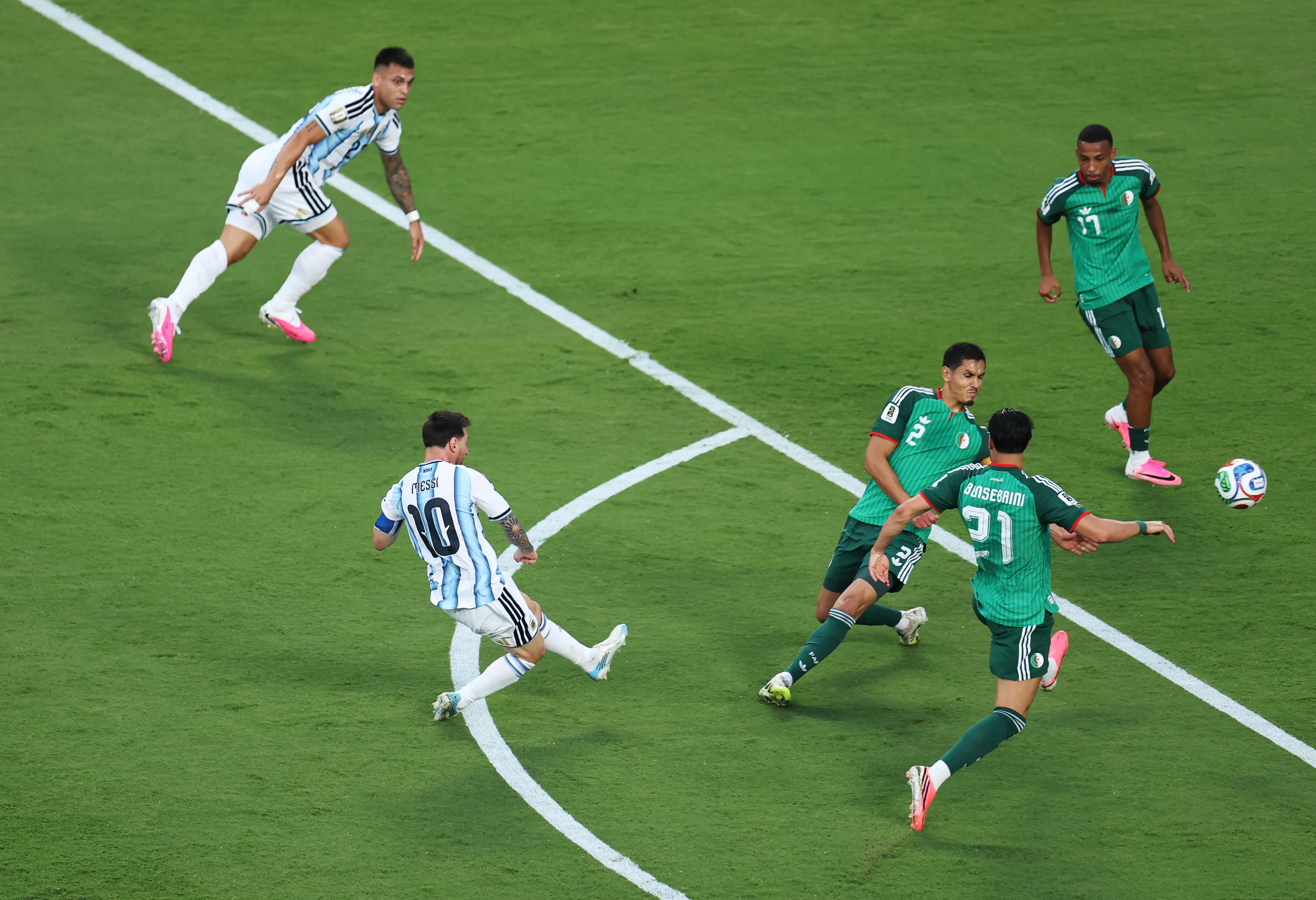 Messi no chute do primeiro gol contra a Argélia (Photo by Francois Nel/Getty Images)