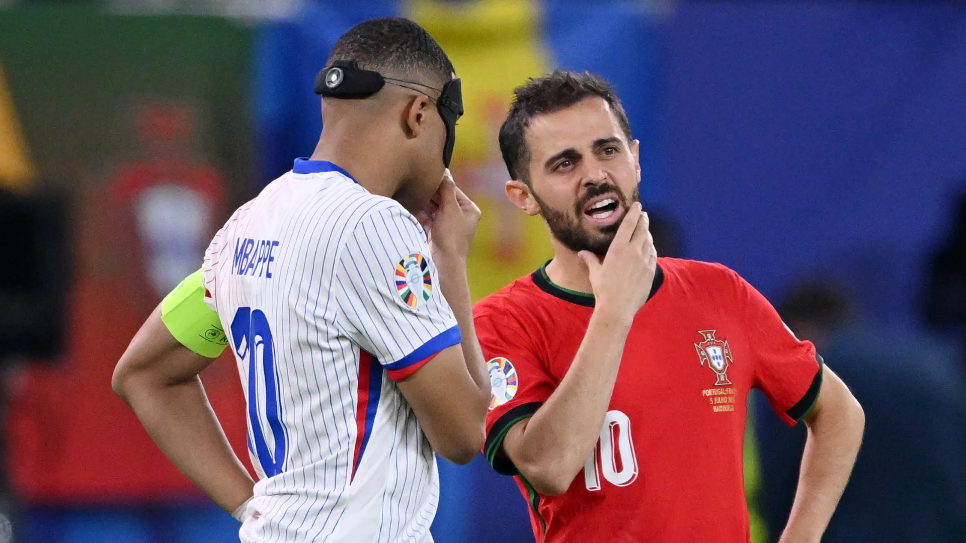 Bernardo Silva e Kylian Mbappé durante jogo entre França e Portugal
